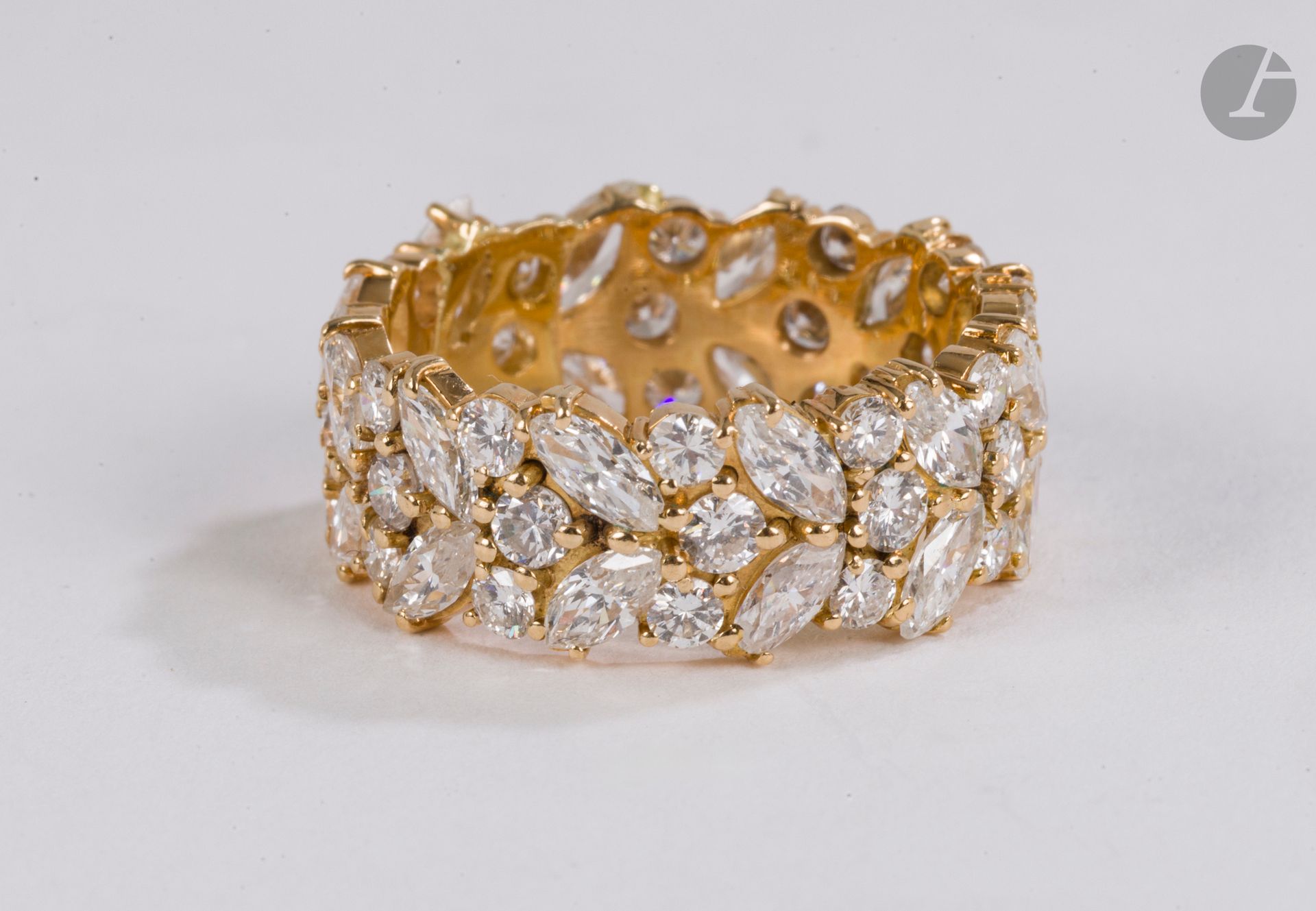 Large alliance en or 18K (750), sertie de diamants ronds de taille brillant et de diamants navettes. Tour de doigt : 57. Poids brut : 6,6 g (chocs avec manques de matière)