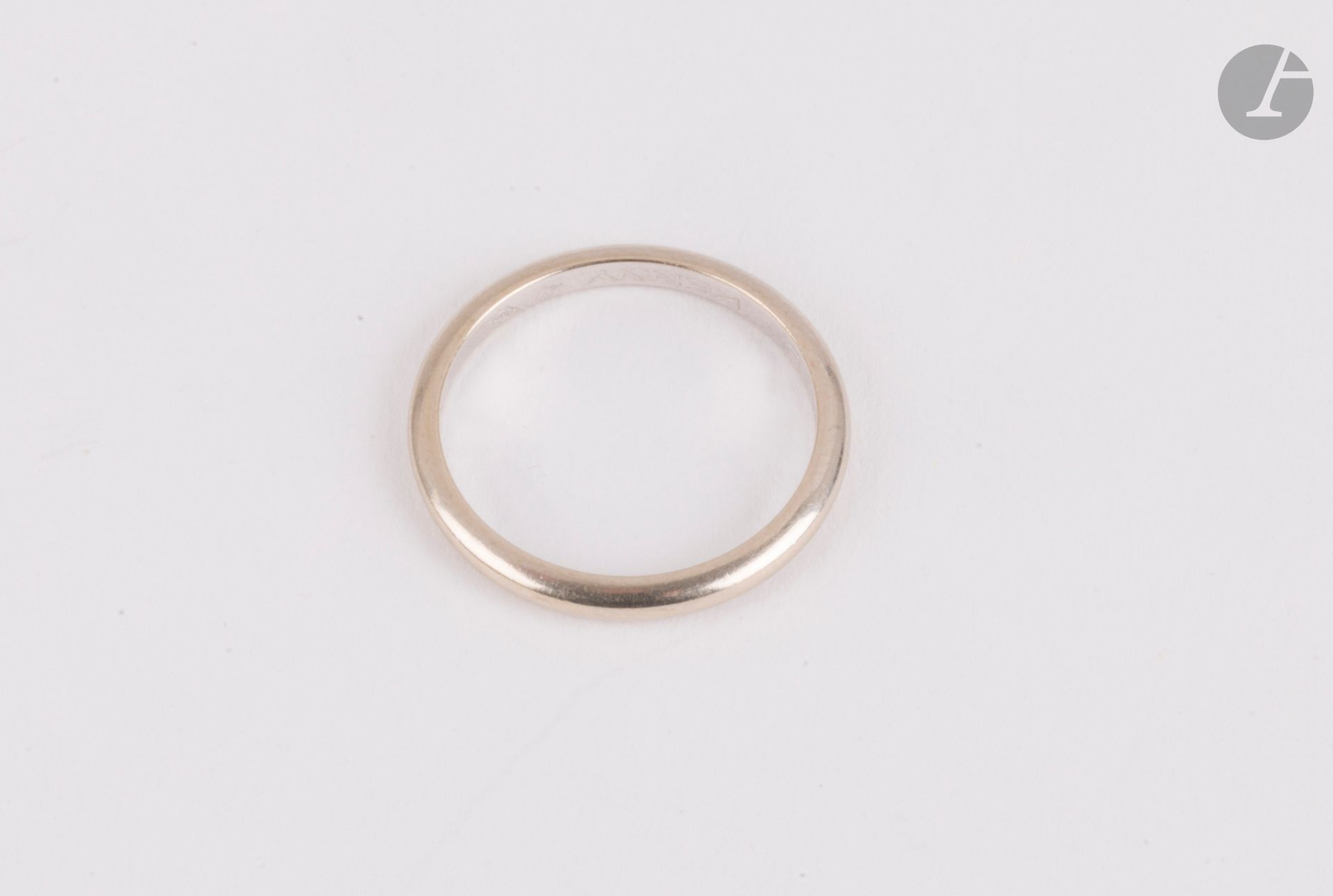 Wedding band in 18K (750) white gold. Finger size: 51. Weight: 2.1 g (scratches)