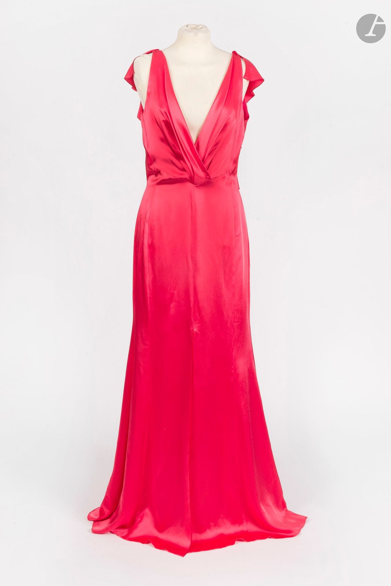 VALENTINO
Robe longue dos nu en satin rouge rose à volants. T.42 italien indiquée pouvant correspondre à un 38 français environ