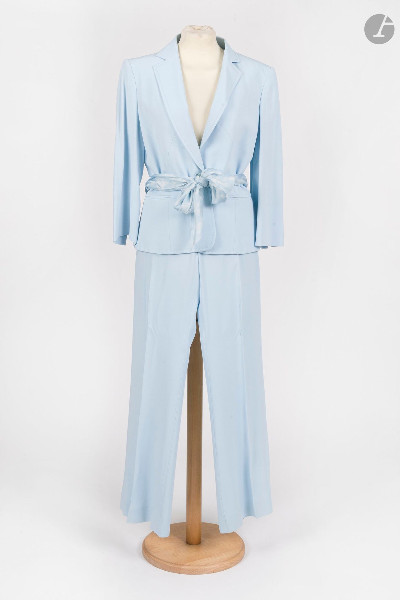 VALENTINO
Blue crepe pantsuit. With belt scarf. Italian size 42, which may correspond to a French size 38.
Matching skirt attached. Italian S.42