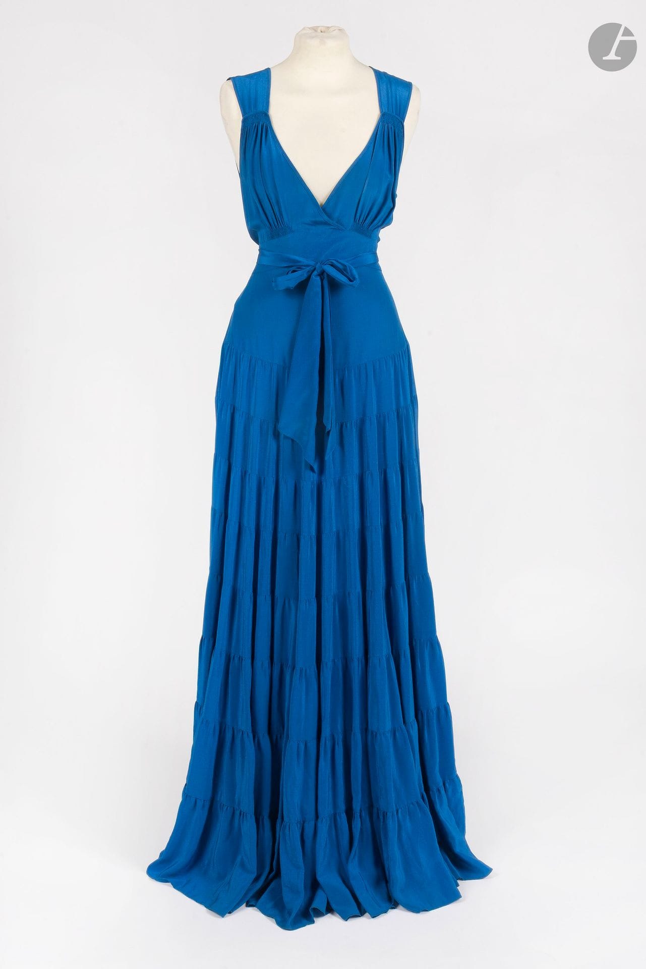 BALENCIAGA SILK
Robe longue à volants en crêpe de soie bleue, à décolleté en V devant et dans le dos. T.38 indiquée (auréoles, petites taches dans le bas )