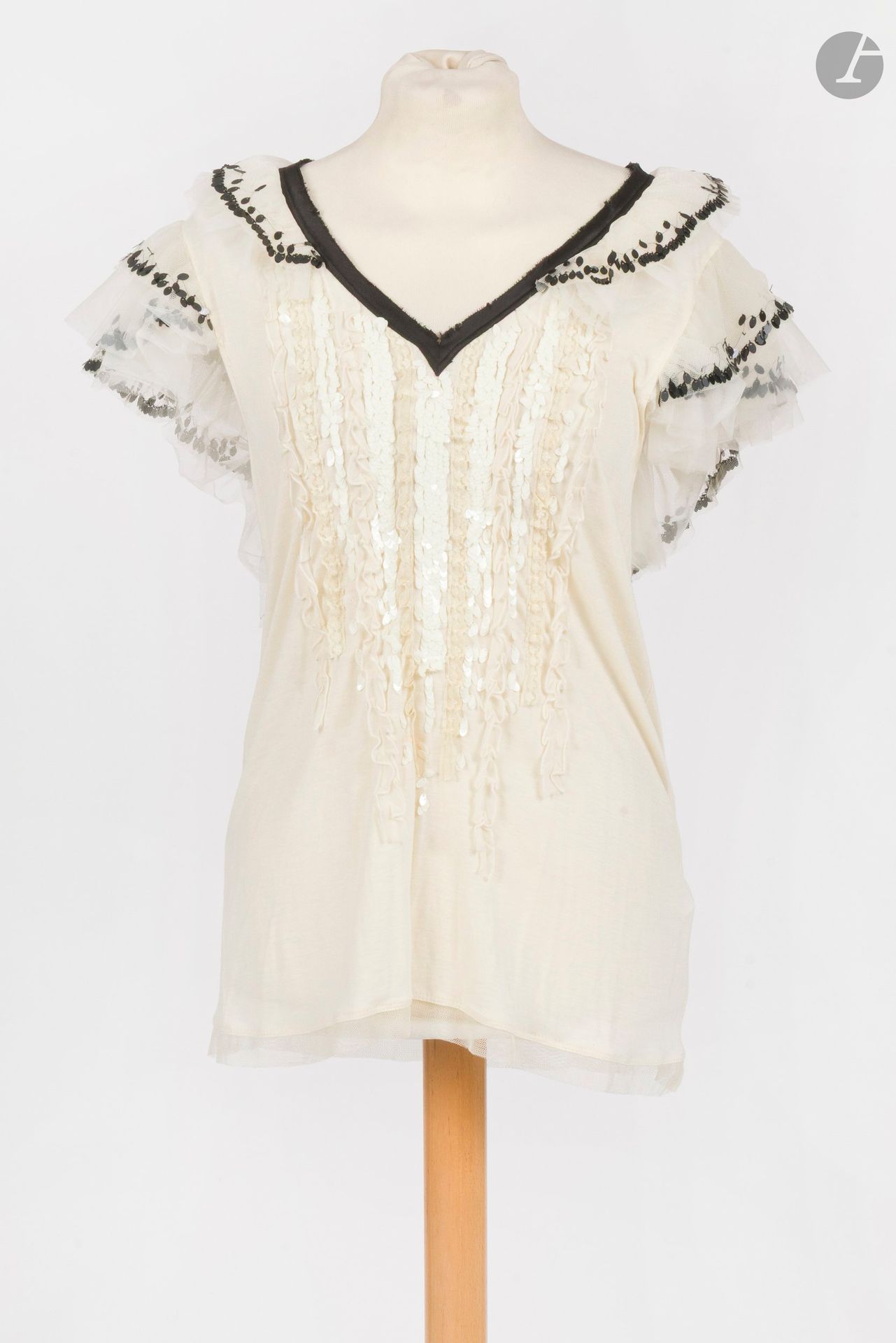 VALENTINO T-shirt Couture
T-shirt en jersey crème à parements en tulle pailleté noir et blanc. T. 36 environ