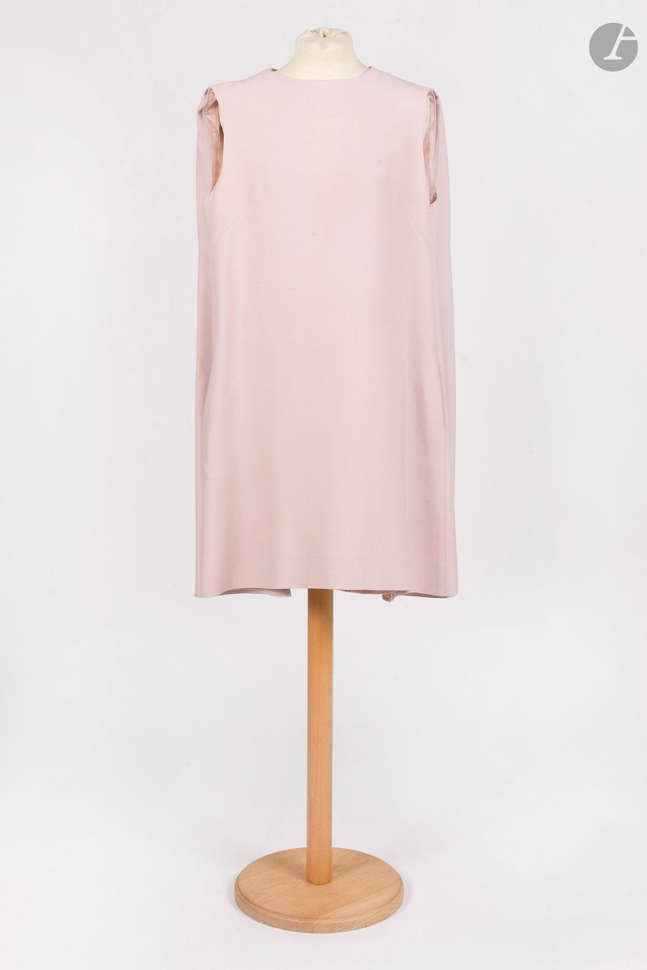 VALENTINO
Robe trapèze sans manches en soie rose poudré. T.42 italien indiquée (manque l'agrément du col)