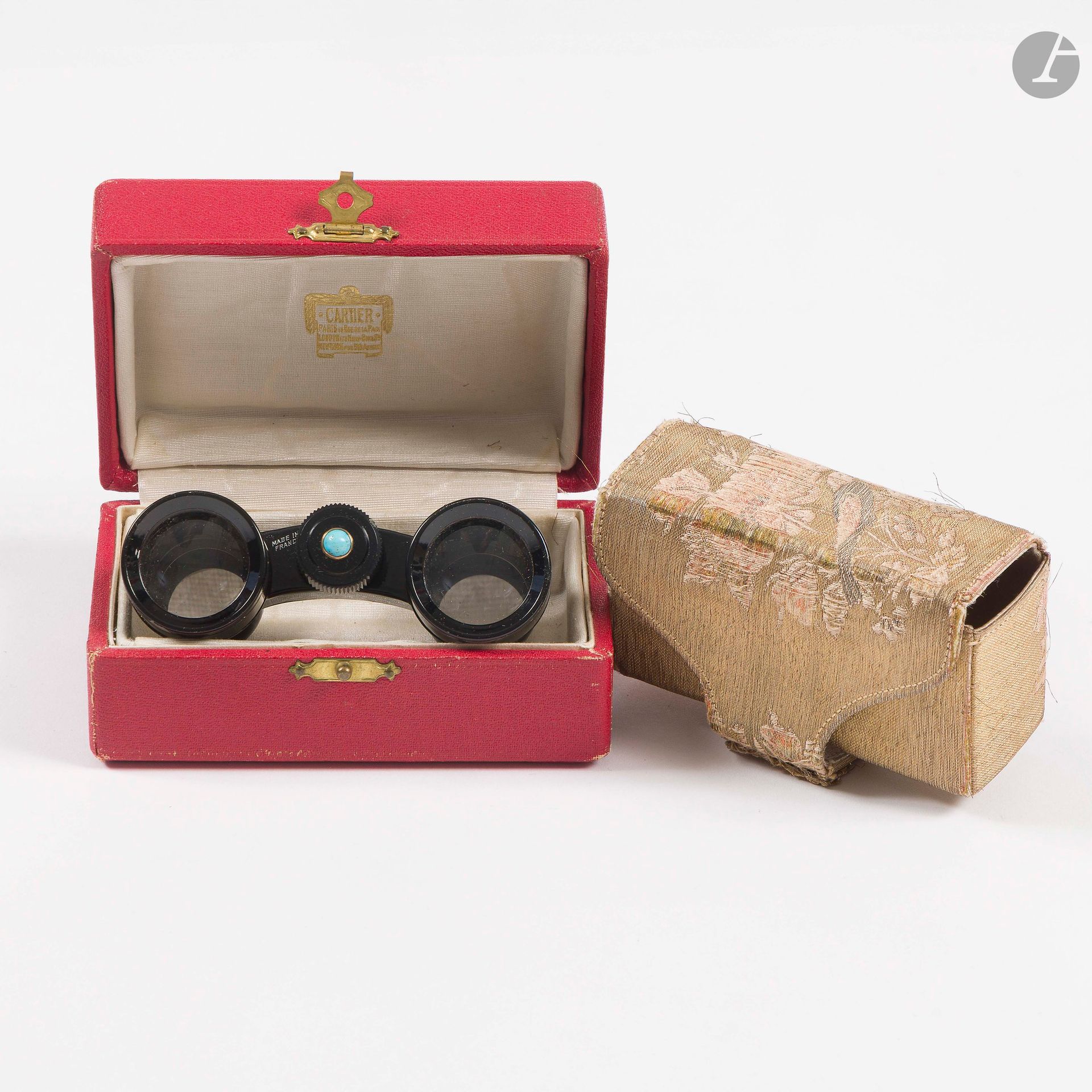 CARTIER PARIS
Pair of theater binoculars in black metal with a small turquoise in the center. L : 9.2 cm. Signed. In case and box
(scratches and a few chips, wear to case)