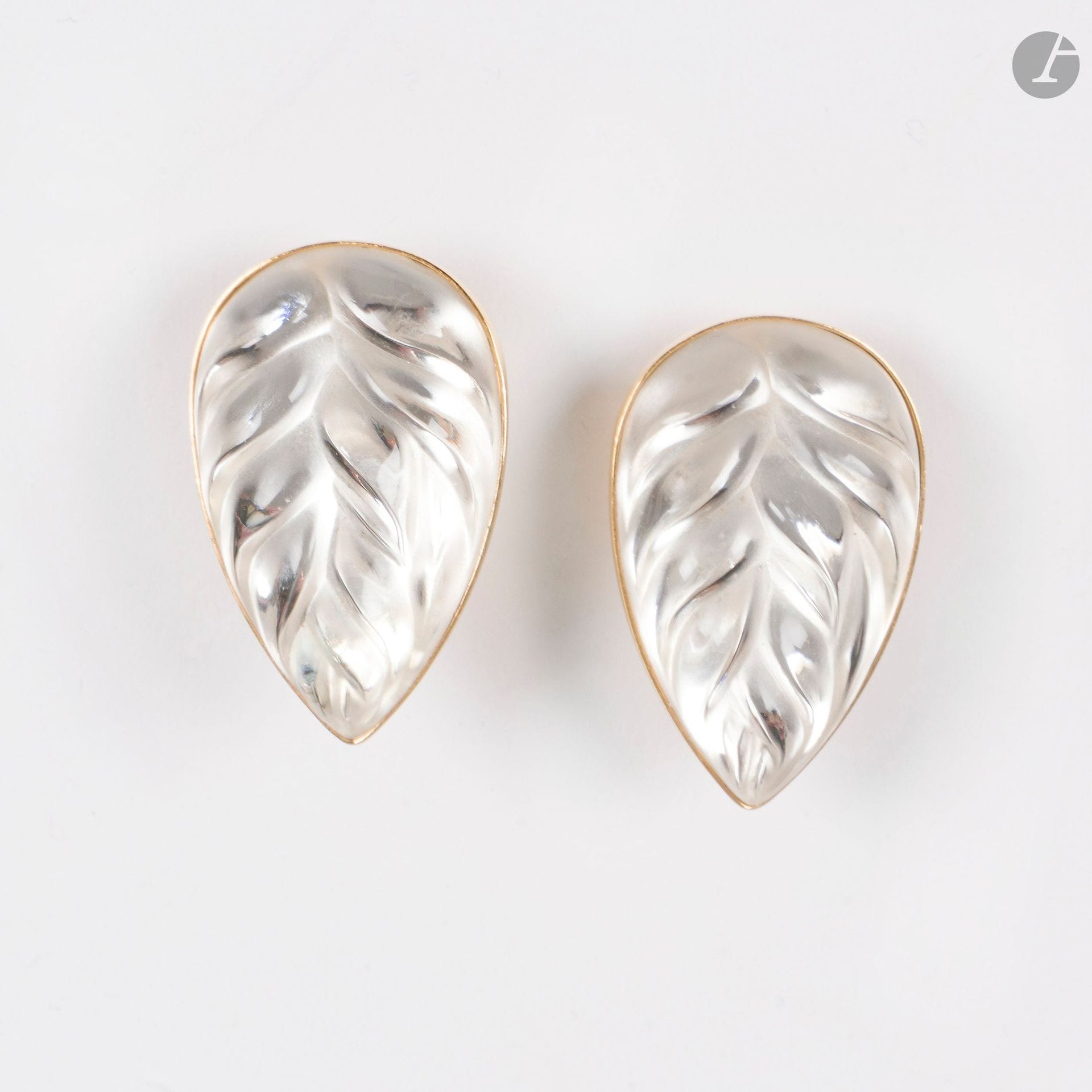 LALIQUE France
Paire de clips d'oreilles feuille en métal doré et cristal. Signée. H : 4 cm