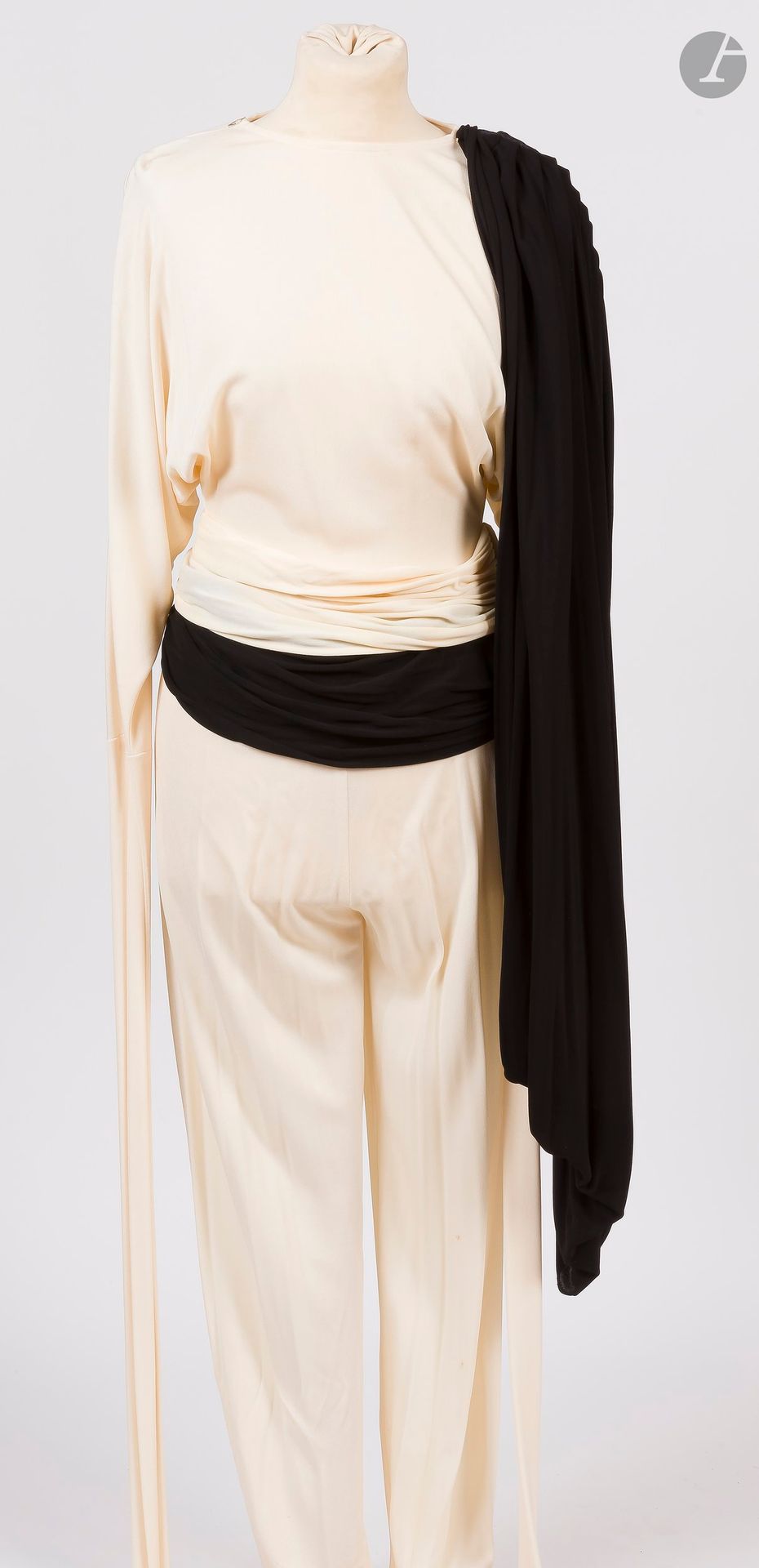 OMO Norma KAMALI, 1980s 
Cream crepe pantsuit with very long batwing sleeves, matching belt. S.36 approx. (small stains)