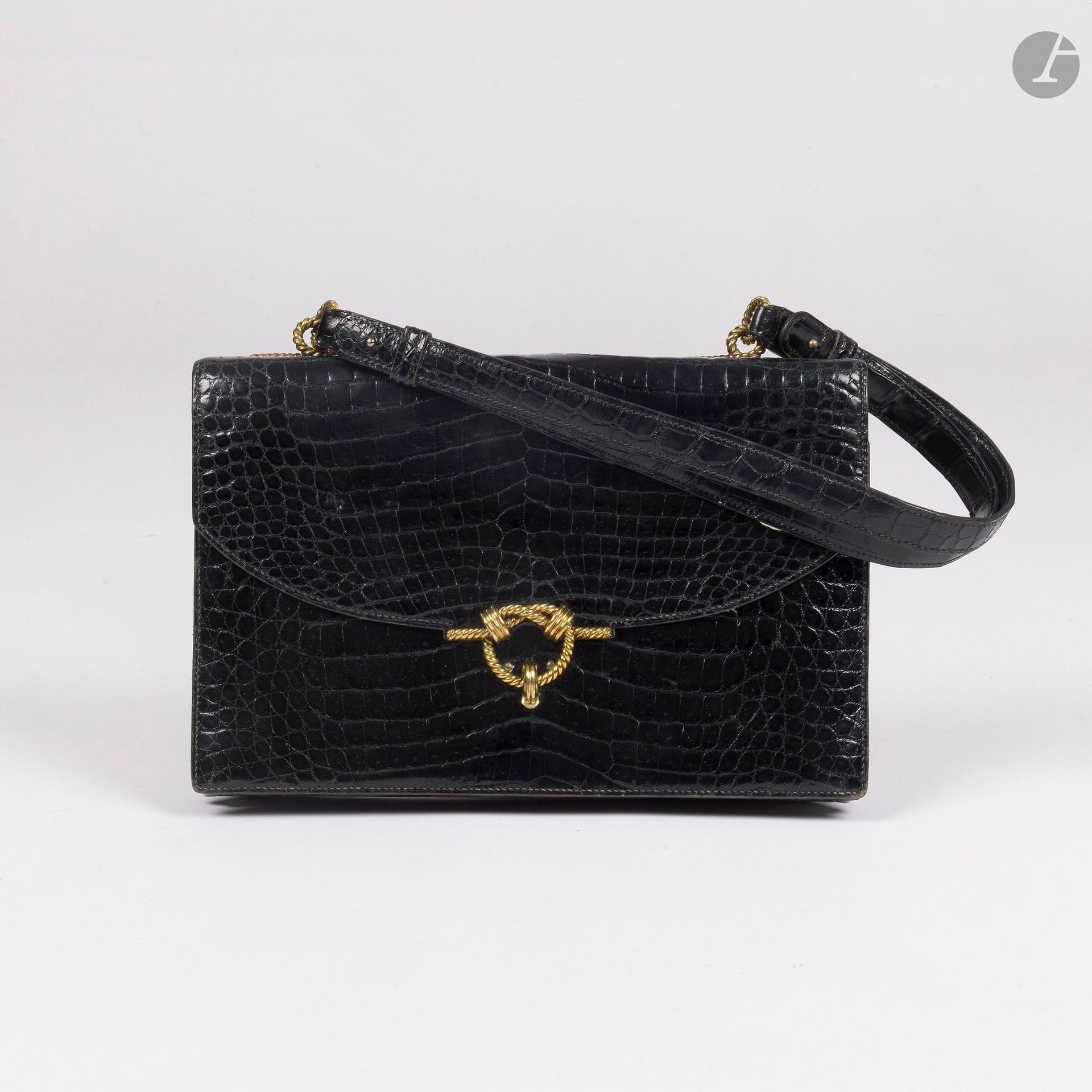 HERMÈS PARIS 
Vers 1960
Sac CORDELIÈRE en crocodile porosus noir, garniture en métal doré, anse réglable, intérieur à deux soufflets. 27,5 x 18 x 4 cm
(usures, une couture à revoir à l'intérieur)