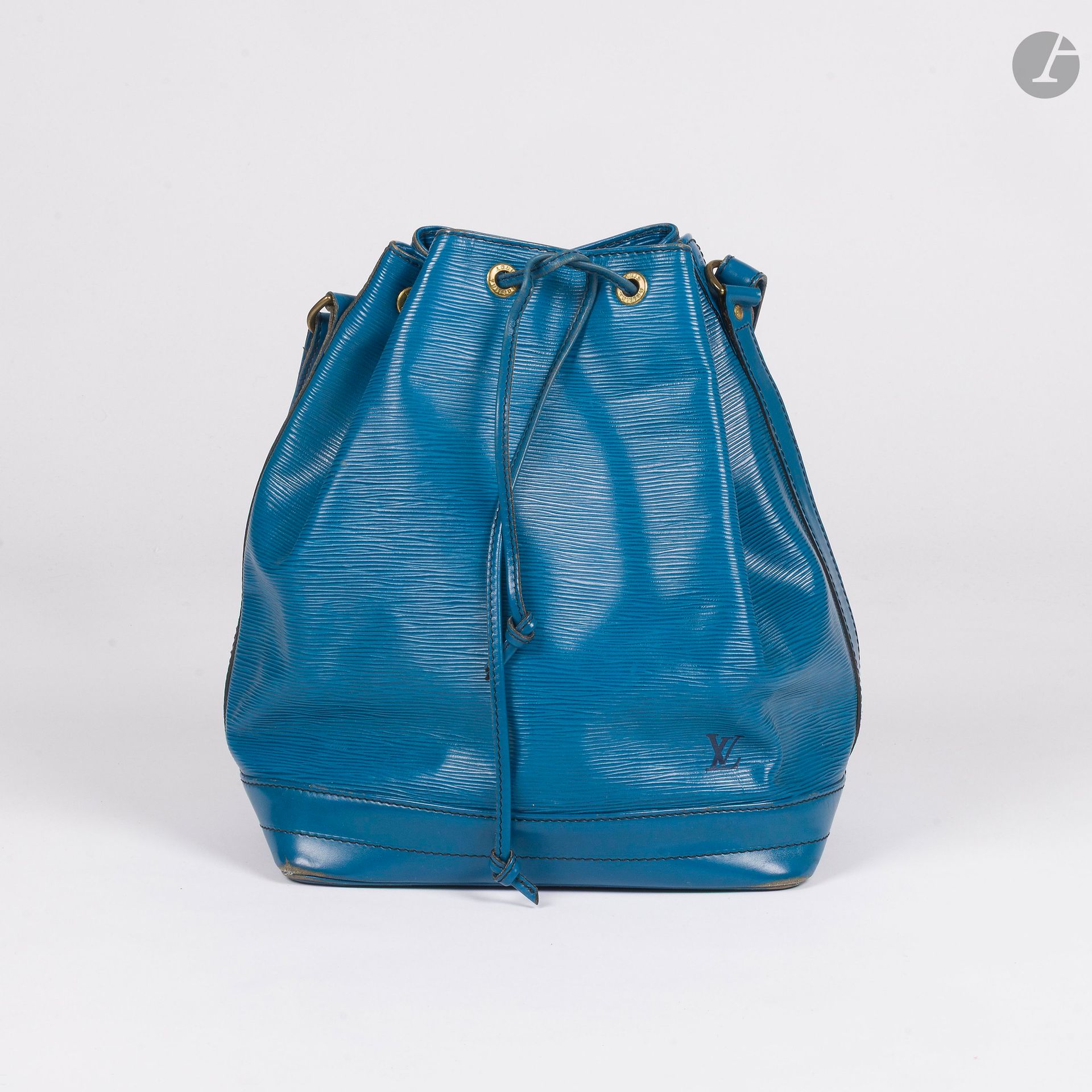 LOUIS VUITTON
Year 1988
NOÉ bag in blue epi leather, gilded metal trim. 26 x 34 x 19 cm
(corner wear, traces of use)