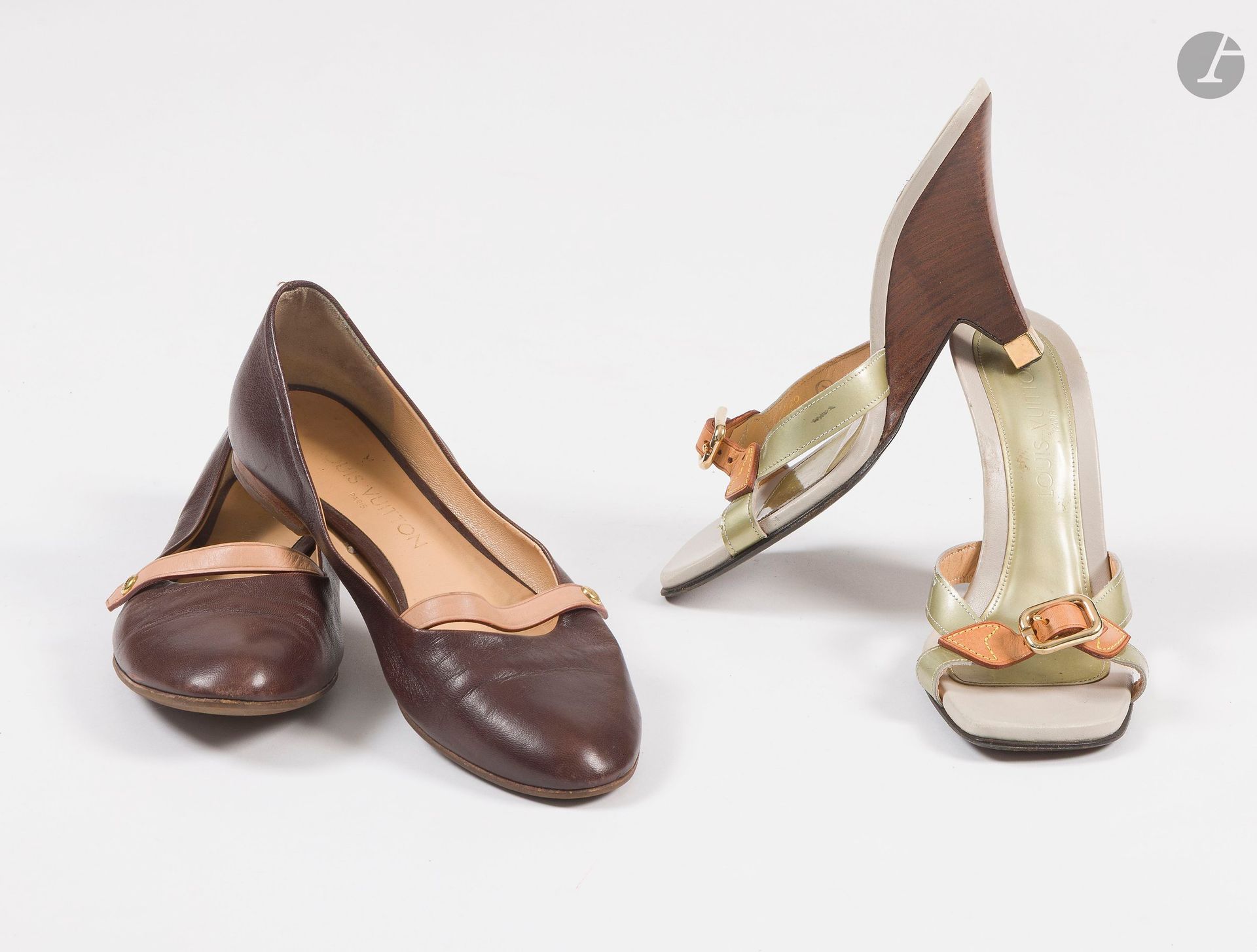 LOUSI VUITTON
Deux paires de souliers : une paire de mules et une paire de ballerines. T.38,5 et 39 (traces d'usage)