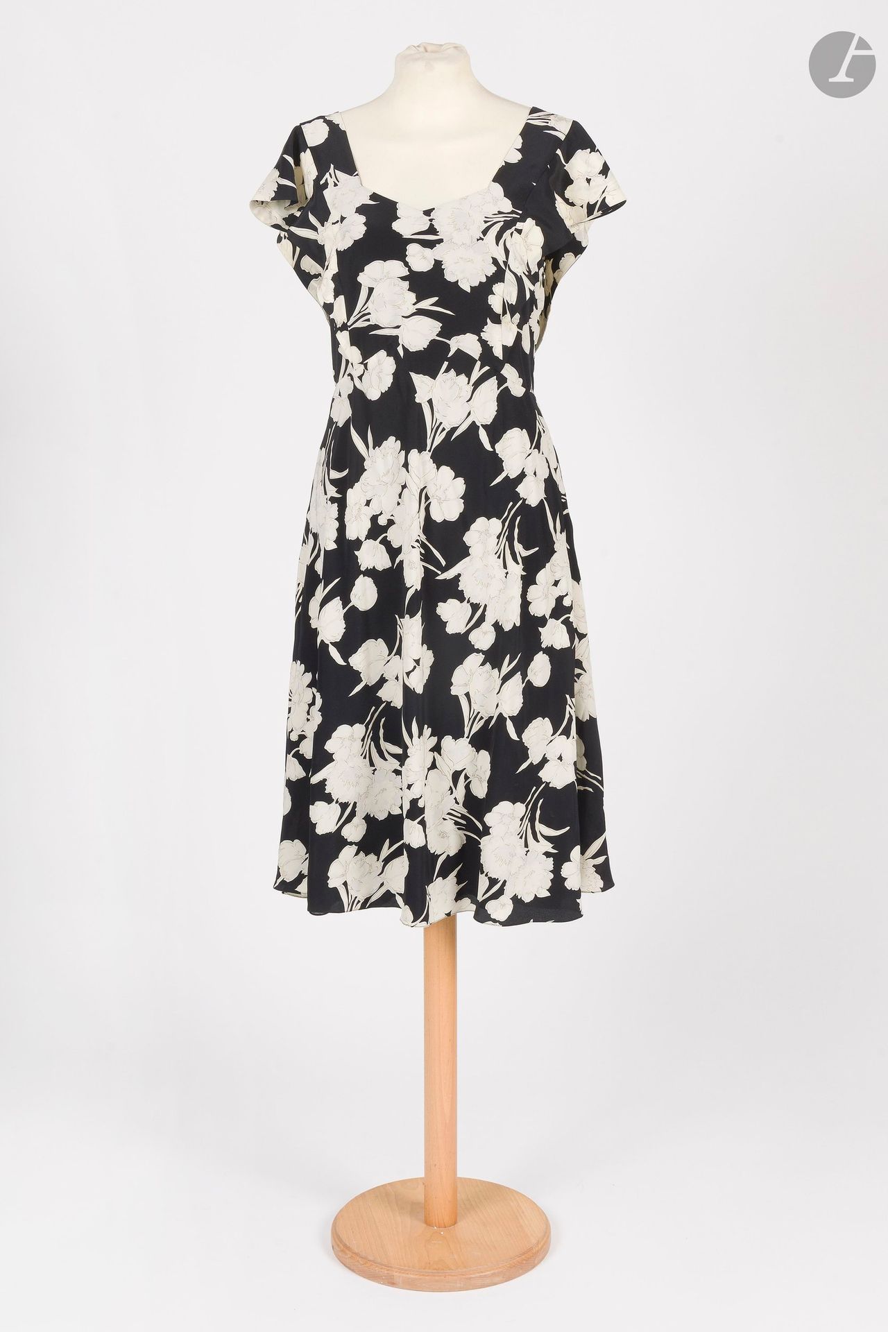 RALPH LAUREN
Robe à larges bretelles et volants en crêpe à décor de fleurs crème sur fond noir. T.4 indiquée pouvant correspondre à un 36 environ