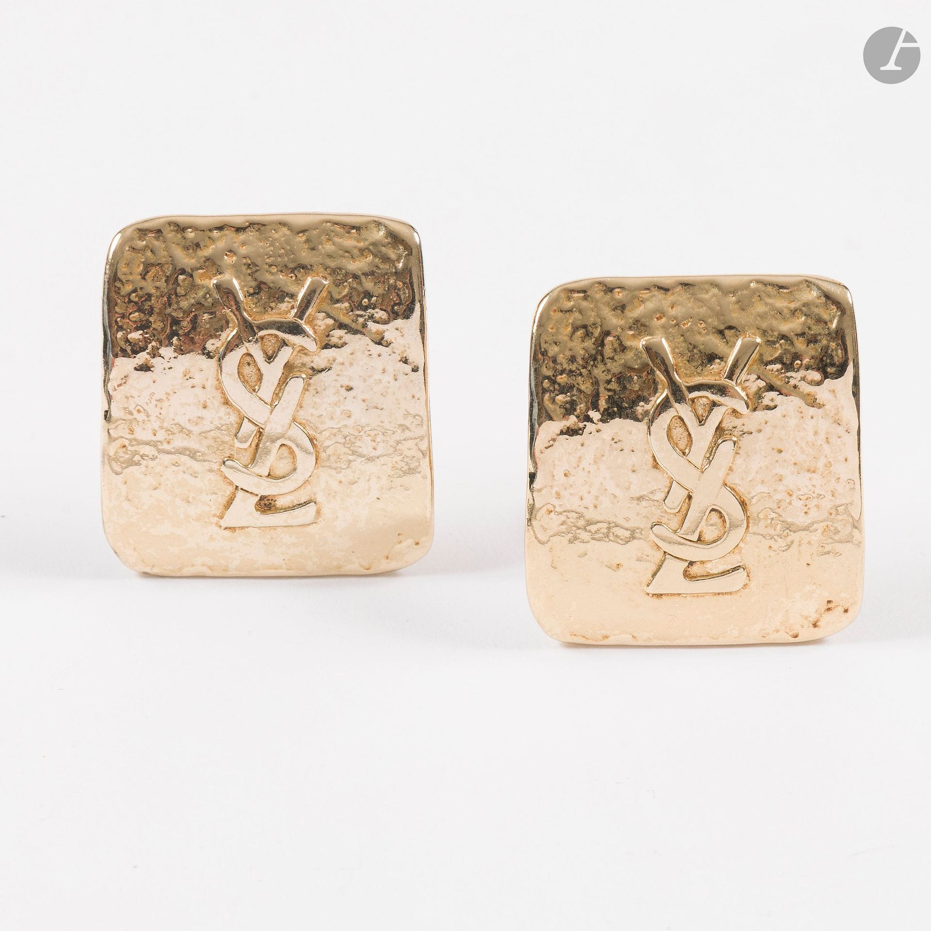 YVES SAINT LAURENT
Paire de clips d'oreilles carrés en métal doré centré du sigle YSL. H : 4 cm