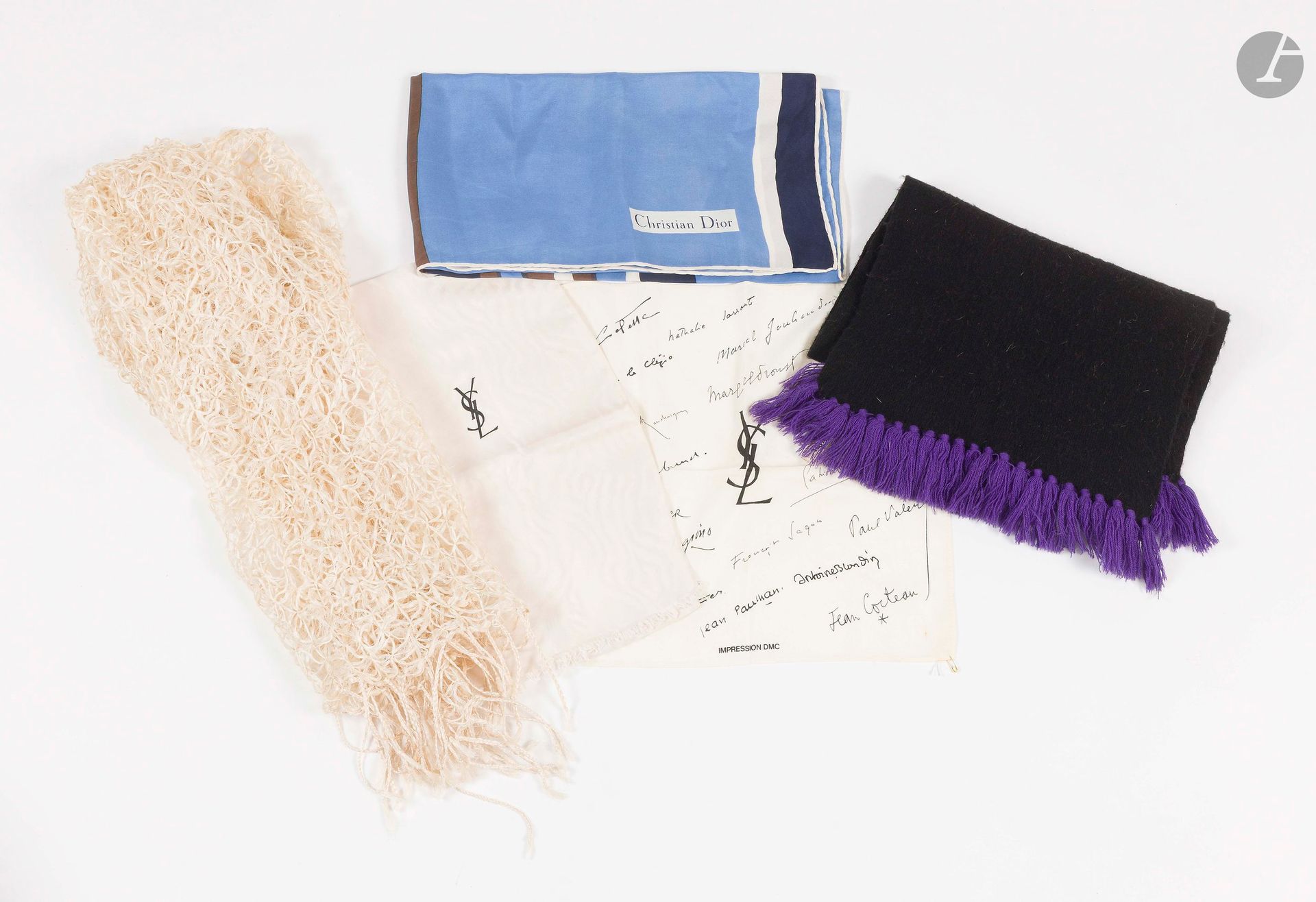 Lot de 5 foulards et écharpes : 
- un foulard CHRISTIAN DIOR en twill de soie tons bleus et marron
- une pochette en coton blanc et signatures YVES SAINT LAURENT impression DMC. 35 cm (quelques taches)
- une écharpe YVES SAINT LAURENT en soie damassée ivoire 155 x 24 cm
- une écharpe en lainage noir et franges violettes SONIA RYKIEL. 165 x 35 cm
- une écharpe en fils de soie