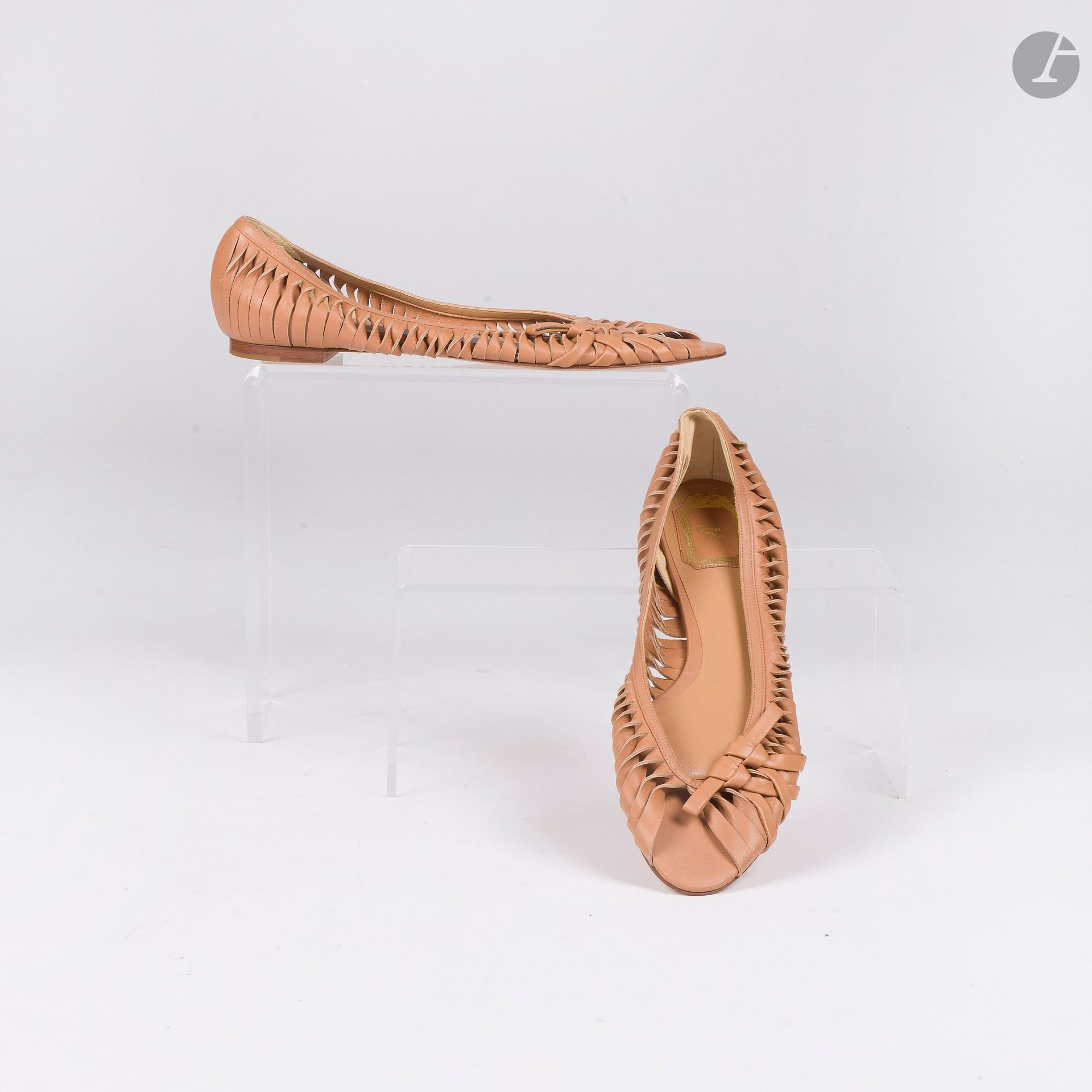 Deux paires de souliers plats : 
- une paire de ballerines bouts ouverts griffées CHRISTIAN DIOR à lanières de cuir naturel. T.40
- une paire de sandales griffées VALENTINO en velours noir et plastique transparent. T.39