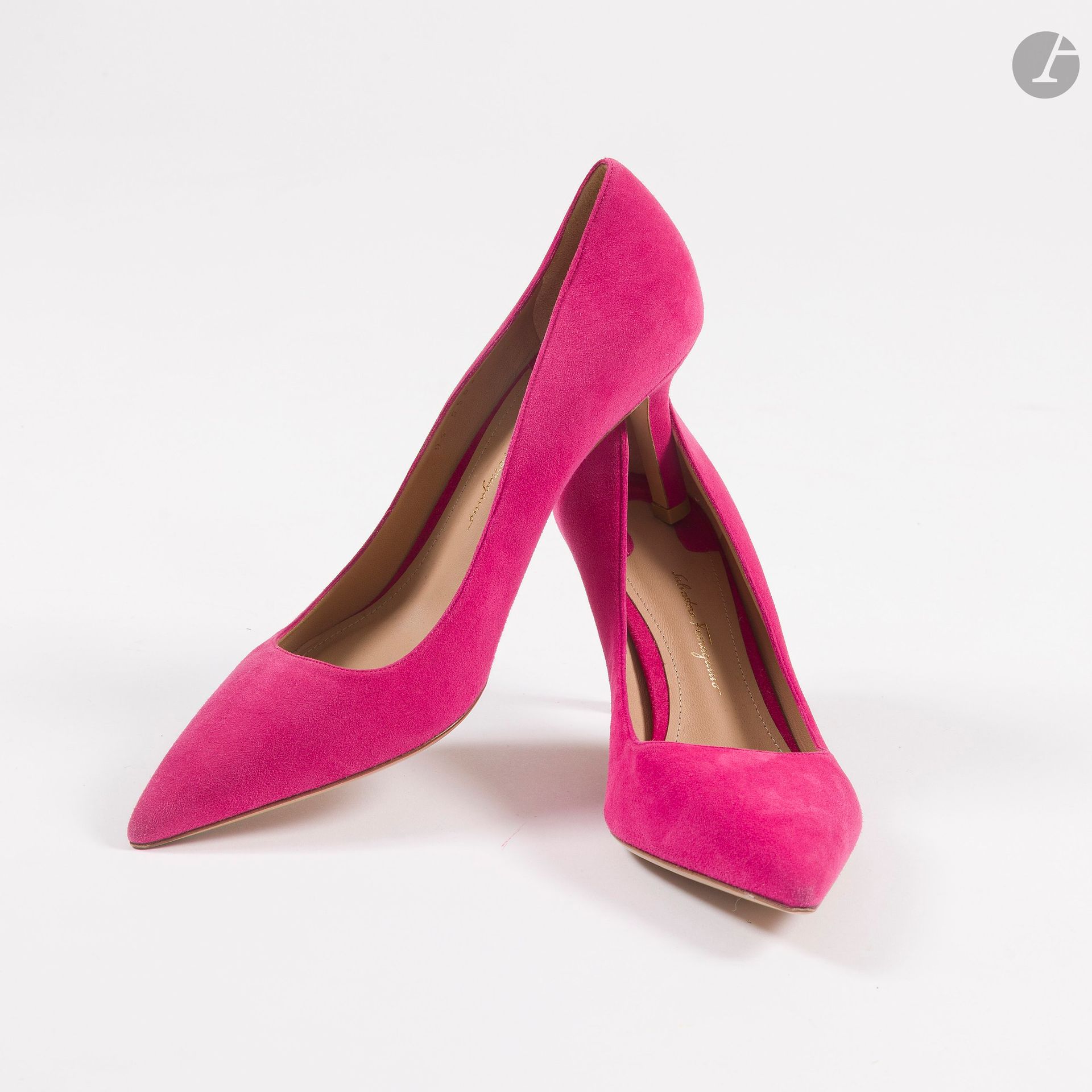 SALVATORE FERRAGAMO
Paire d'escarpins en veau velours rose. H : 7 cm. T.7,5 pouvant correspondre à un 38 français environ