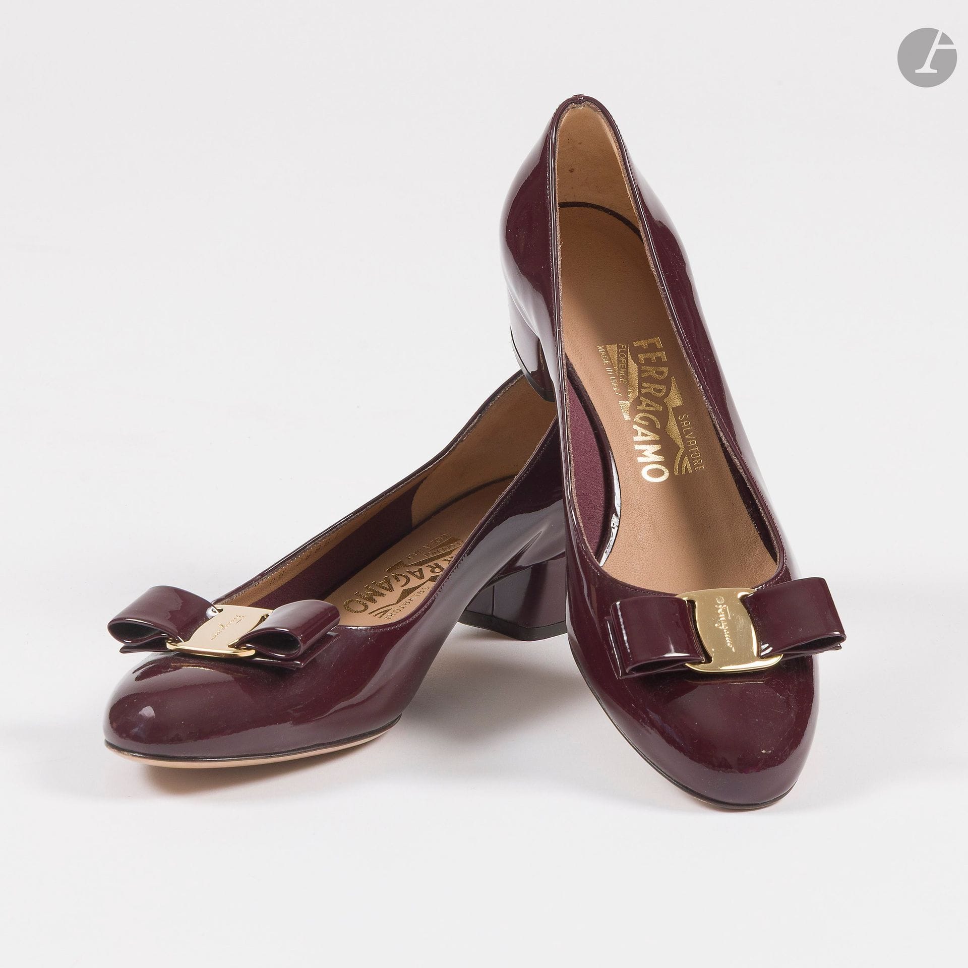 SALVATORE FERRAGAMO
Paire d'escarpins Vara en cuir verni marron. H : 3,5 cm. T.7C pouvant correspondre à un 37,5 français environ (quelques toutes petites traces)