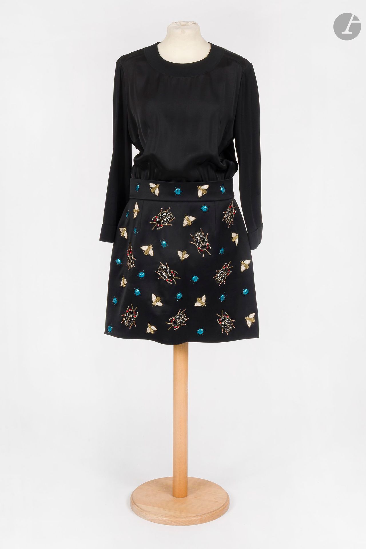 VICTORIA VICTORIA BECKHAM
Robe en satin et crêpe noirs, jupe brodée d'insectes sur le devant. T.44 italien indiquée pouvant correspondre à un 40 français environ (légères salissures sur le devant)