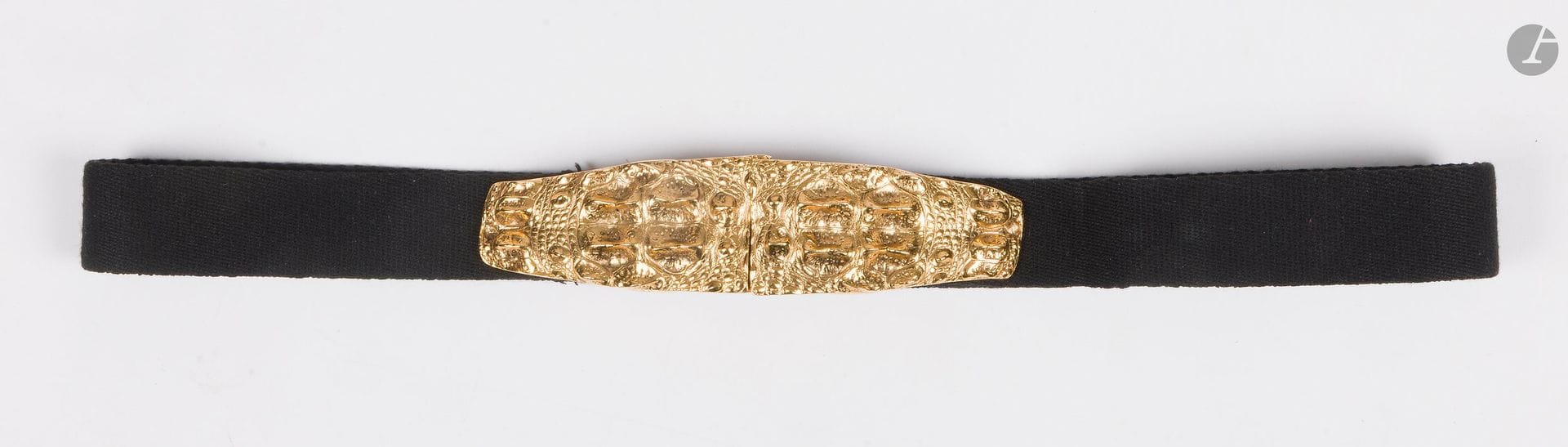 YVES SAINT LAURENT
Ceinture à boucle reptile en métal doré et toile noire. Signée. T.80