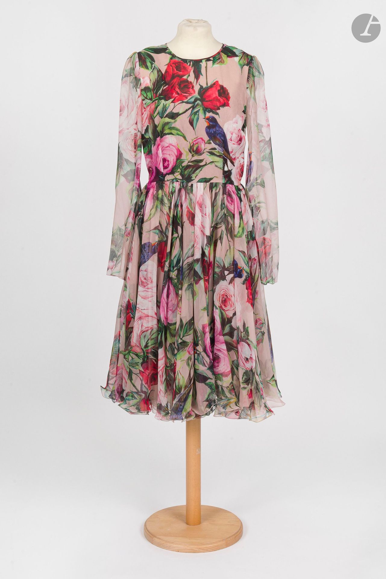 DOLCE & GABBANA
Robe en mousseline de soie rose poudré à décor de fleurs et oiseaux. Avec son fond de robe en satin et dentelle. T.42 indiquée pouvant correspondre à un 38 français environ