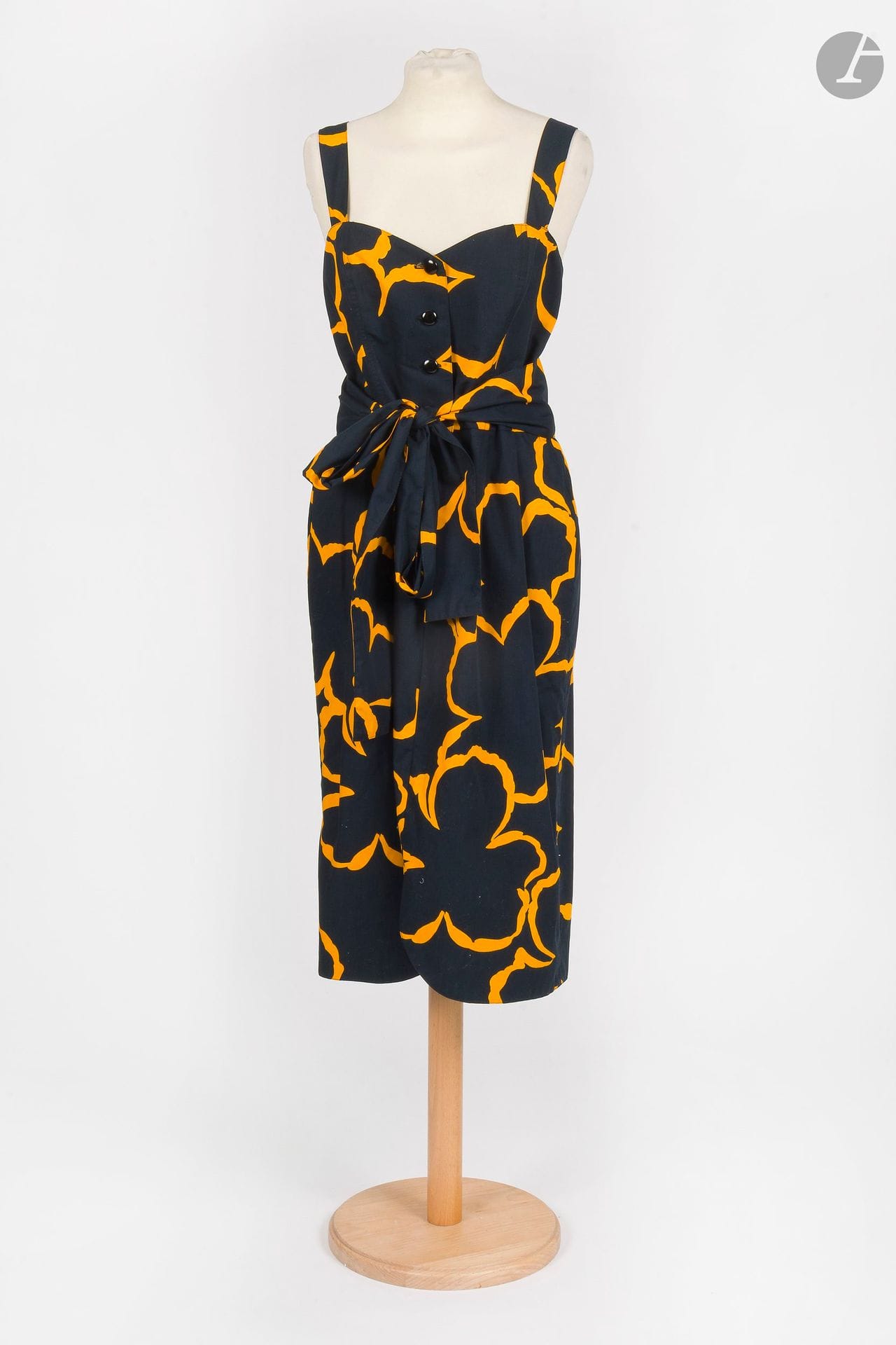 GUY LAROCHE
Robe à bretelles en coton bleu noir et motifs orangés. T.44 indiquée pouvant correspondre à un 40/42 environ