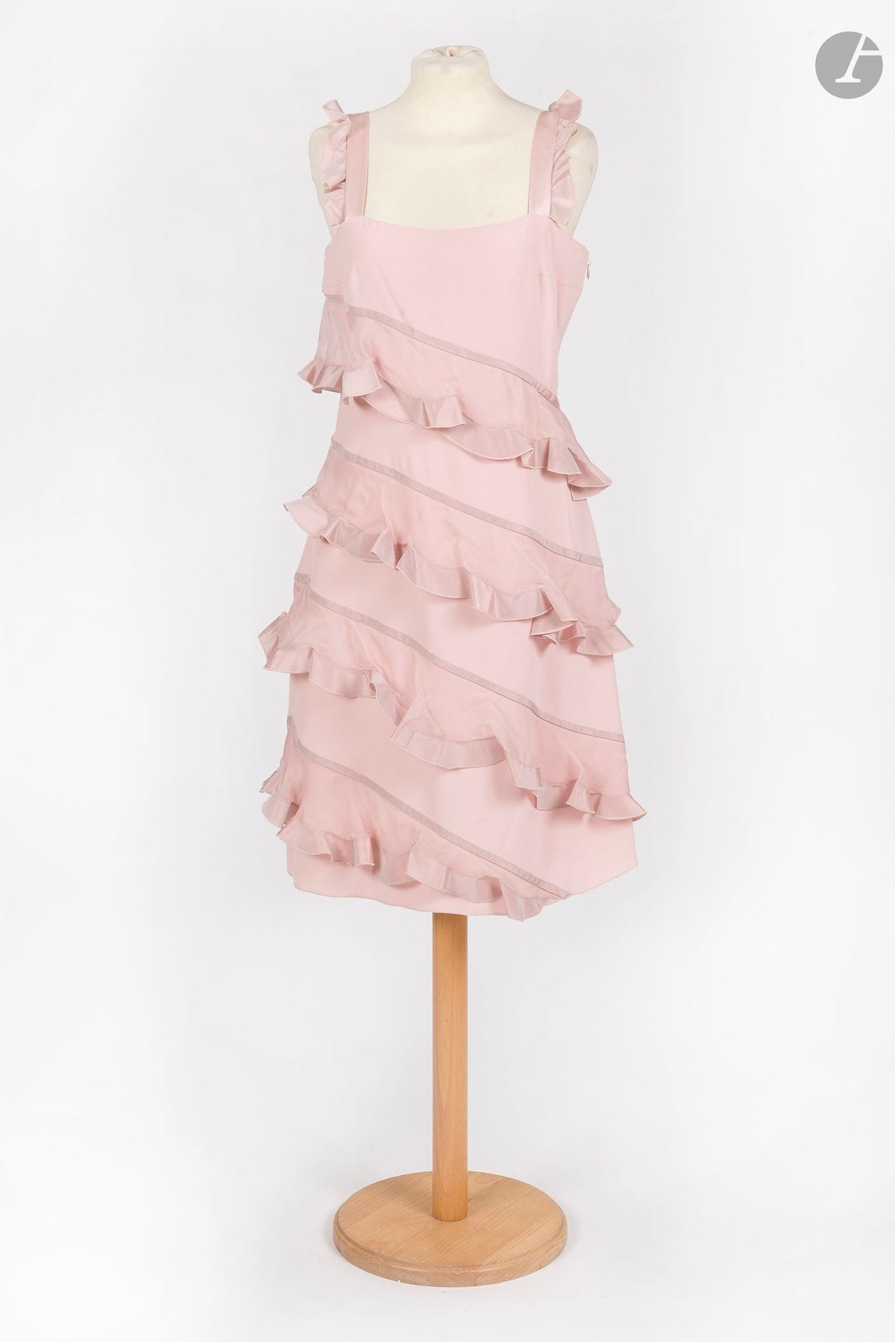 VALENTINO
Robe en crêpe rose pale à volants de taffetas. T.36/38 environ