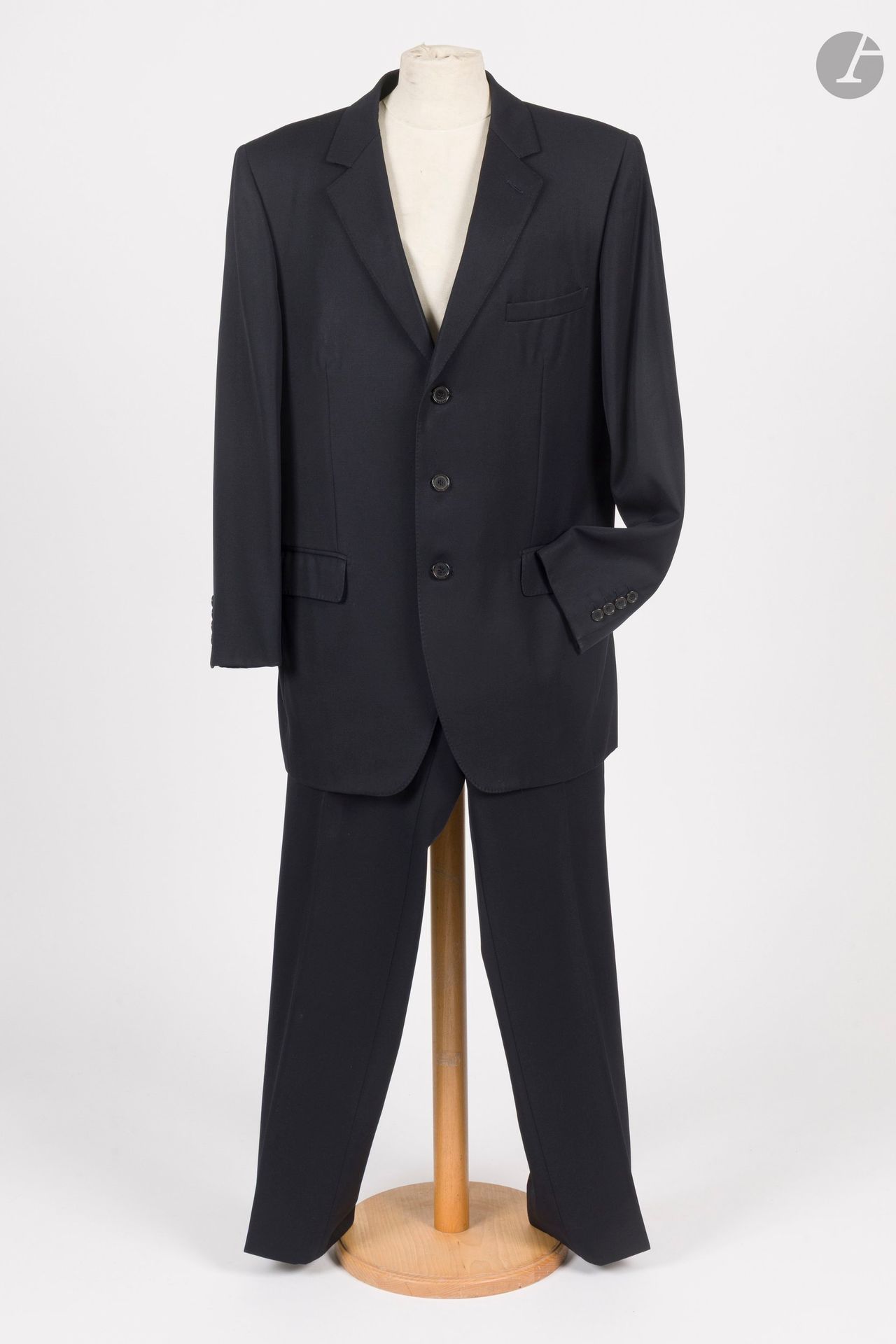CHRISTIAN DIOR
Men's suit in navy wool. S.50 and 48 indicated