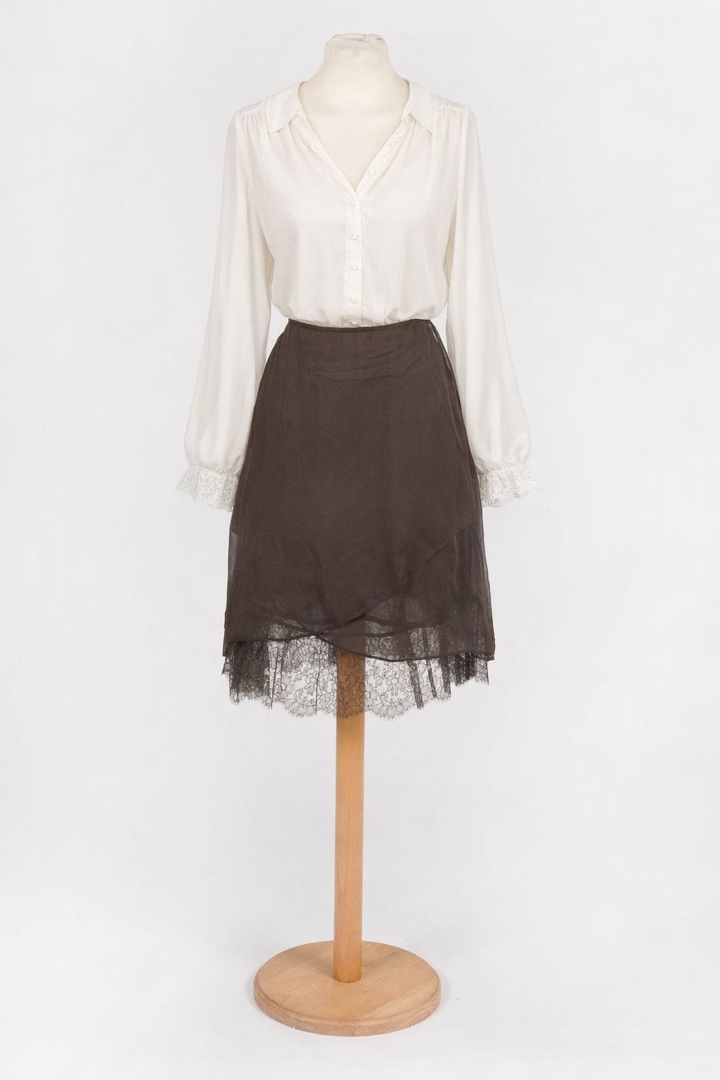VALENTINO and DOLCE &amp; GABBANA
Two skirts, one in brown chiffon and lace and the other with a black background printed with roses. S.36/38 approx.