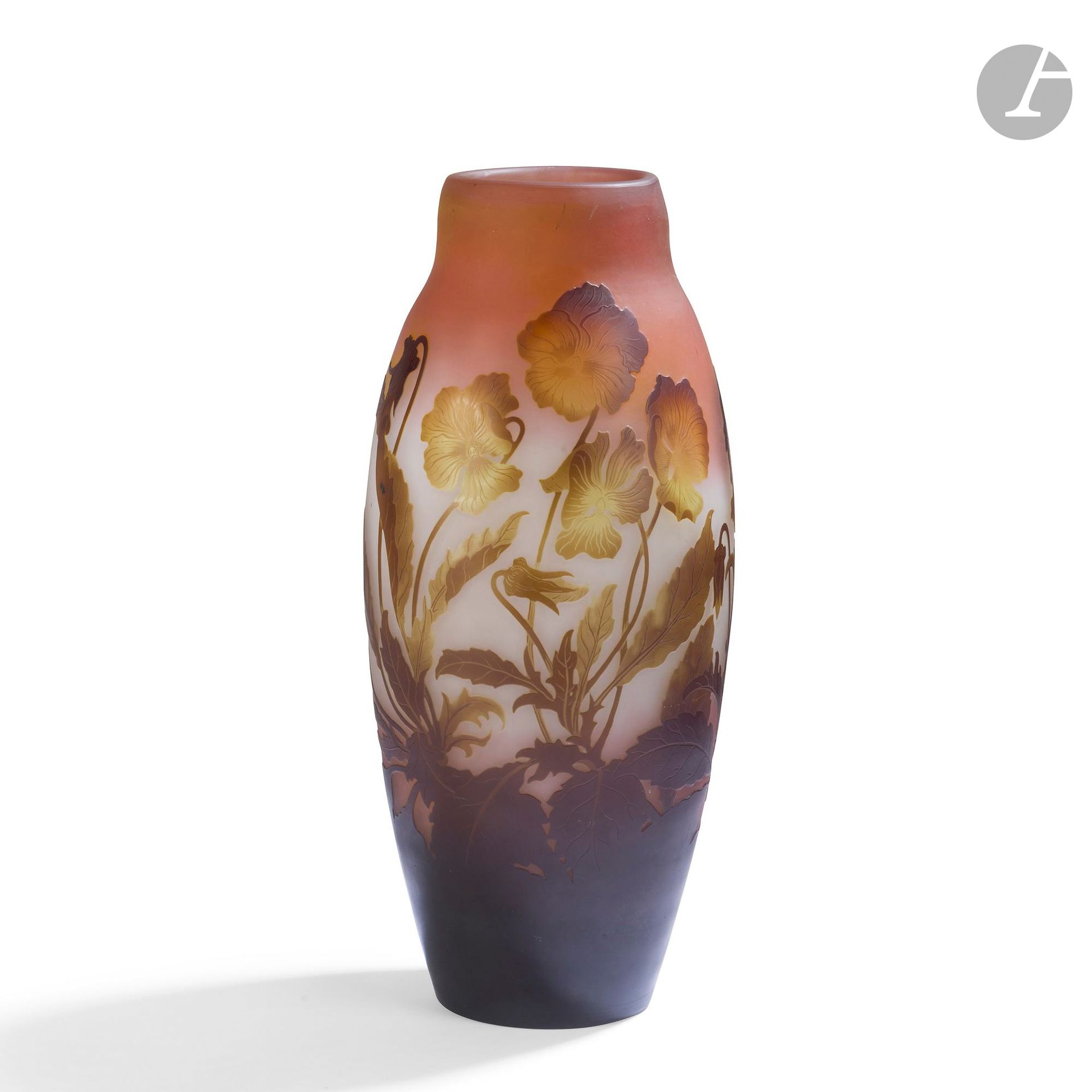 ÉTABLISSEMENTS GALLÉ (1904-1936)
Papaveraceae
Large obus vase with annular neck. Proof in multi-layered glass; the acid-etched, brown and mustard-treated rotating title decoration on a tangerine background shaded with gray-white. The neck is a later version of the wheel and not original. Signed GALLÉ with a star, in reserve engraved with an acid-etched cameo. H.32 cm