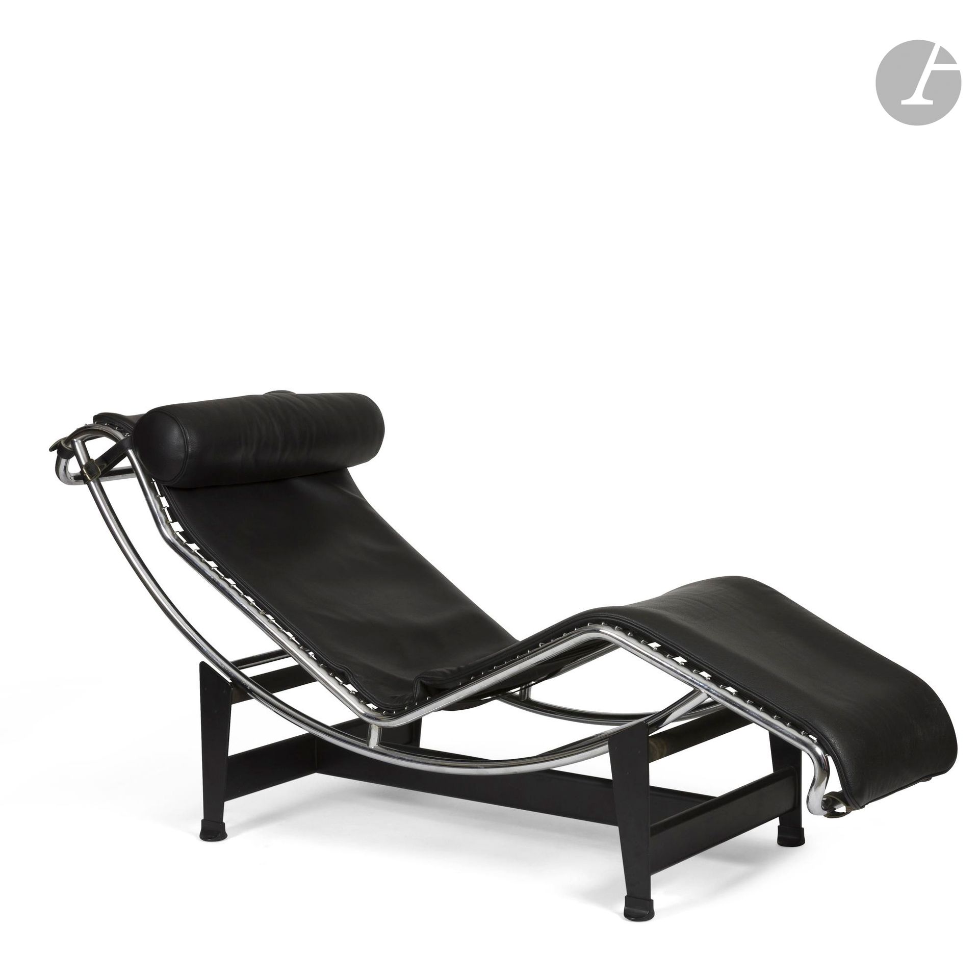 LE CORBUSIER (1887-1965) ET PIERRE JEANNERET (1896-1967) ET CHARLOTTE PERRIAND (1903-1999) CONCEPTEURS & CASSINA ÉDITEUR
LC4, le modèle créé vers [1928]
Chaise longue réglable en inclinaison. La base en métal laqué noir ; l’assise à l’encadrement en métal tubulaire chromé recevant le matelas tapissé de cuir noir. Complète de son appui-tête également tapissé de cuir noir. Marquée du tampon de l’éditeur CASSINA Le Corbusier LC4 et numérotée 82977 sur le métal tubulaire, et du tampon d’éditeur CASSINA et la signature en fac-similé de Le Corbusier sur la base. H.60 cm – L.159 cm - L.55 cm