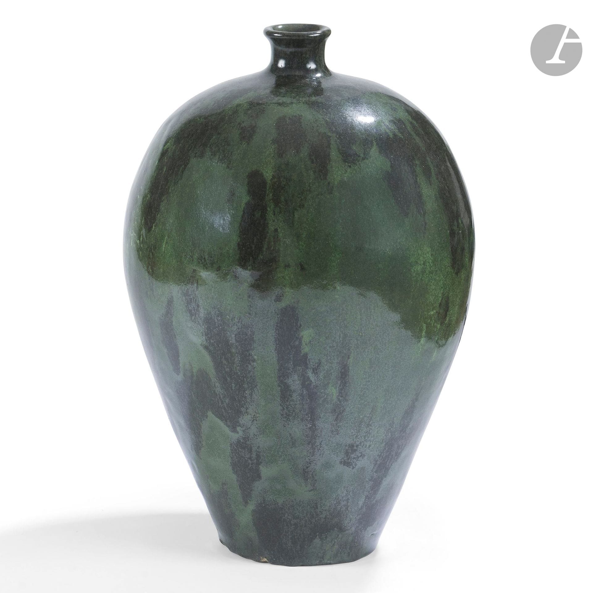 JOSEP LLORENS ARTIGAS (1892-1980)
Très important vase obovoïde à col soliflore. Épreuve en céramique émaillée en jaspures vertes et noires. Signé, situé et daté ARTIGAS Paris 1935 sous la base. H.43 cm 

Bibliographie :
- Francesc Miralles – Llorens Artigas, catálogo de obra – Éditions Polígrafa/ Fundació Llorens Artigas, Barcelone, 1992. Des variantes, de plus petites dimensions, reproduites pages 112, 128, 138, 142, 153 et 163.  
- Pierre Courthion – Llorens Artigas – Éditions de la Société Française du Livre, Barcelone, 1979. Des œuvres à rapprocher reproduites pages 46 à 50.