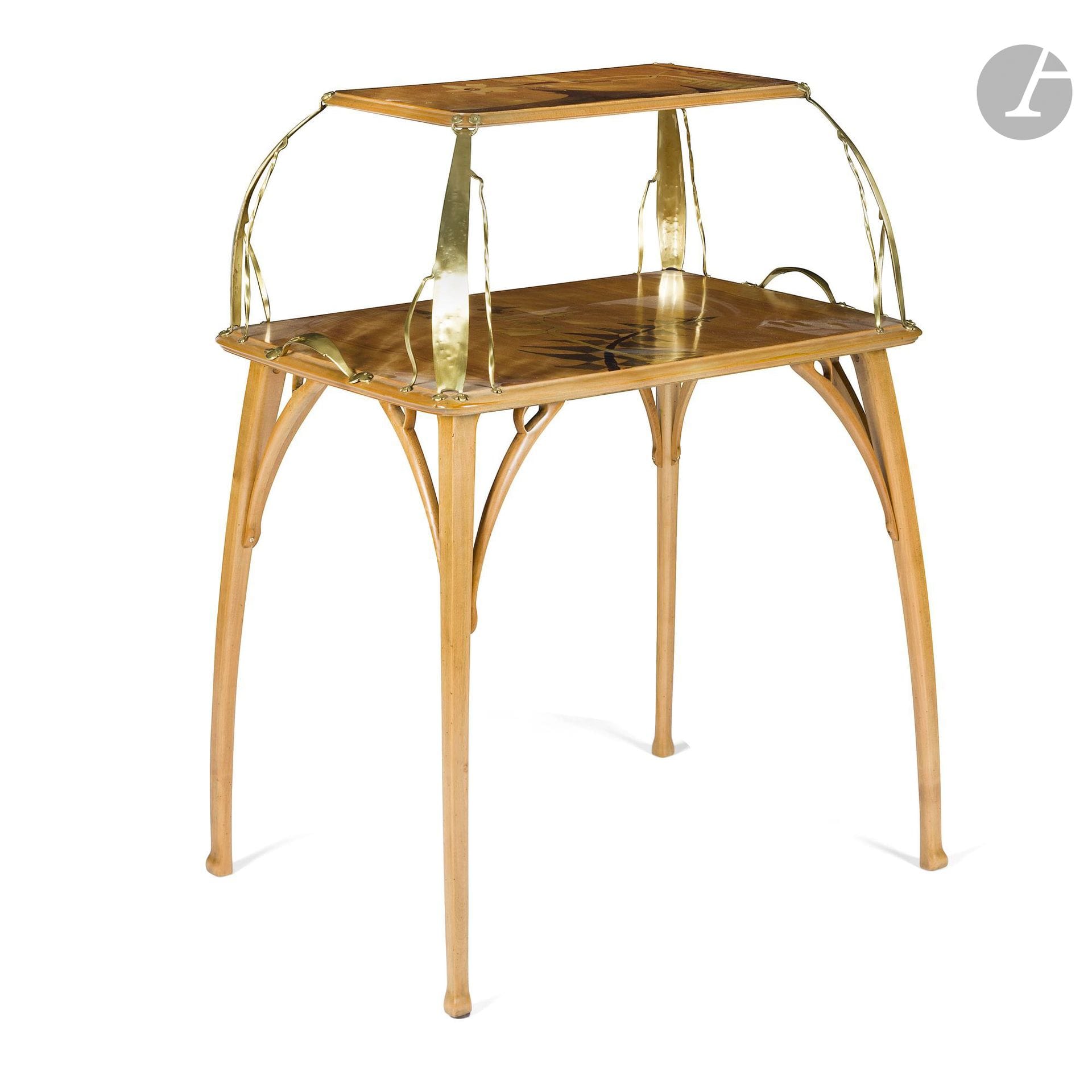 LOUIS BROUHOT (1869-1926)
Narcisses et fougère 
Table de présentation volante en hêtre nervuré, mouluré et sculpté. Les jambages arqués et les arcs-boutants curvilignes. Le plateau inférieur et le plateau du dessus au décor titre réalisé en marqueterie de bois précieux et indigènes. Les entre-deux d’angle et les prises en laiton ouvragé et d’inspiration végétale. Époque Art Nouveau. État et restaurations d’usage. H.94 cm – L.73 cm – l.49 cm