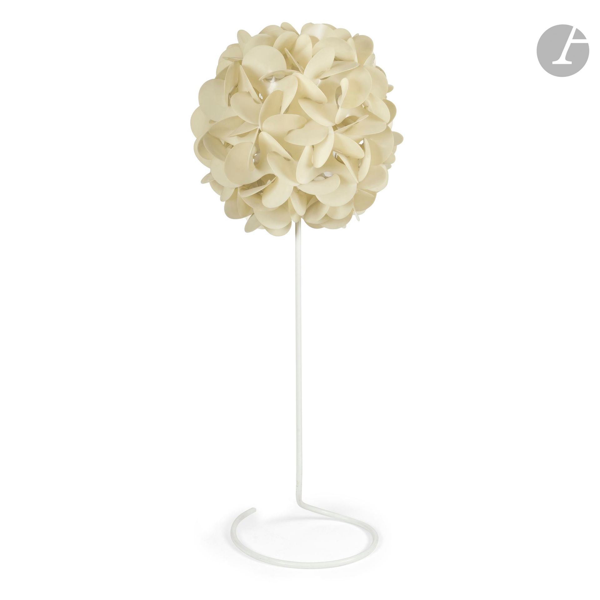 RAOUL RABA (NÉ EN 1930) (RAOUL HENRIQUES-RABA, DIT)
Rose des sables, modèle conçu en [1969]
Lampadaire. Le pied en métal tubulaire laqué beige. Le diffuseur en rhodoïd. Édition ancienne. H.140 cm