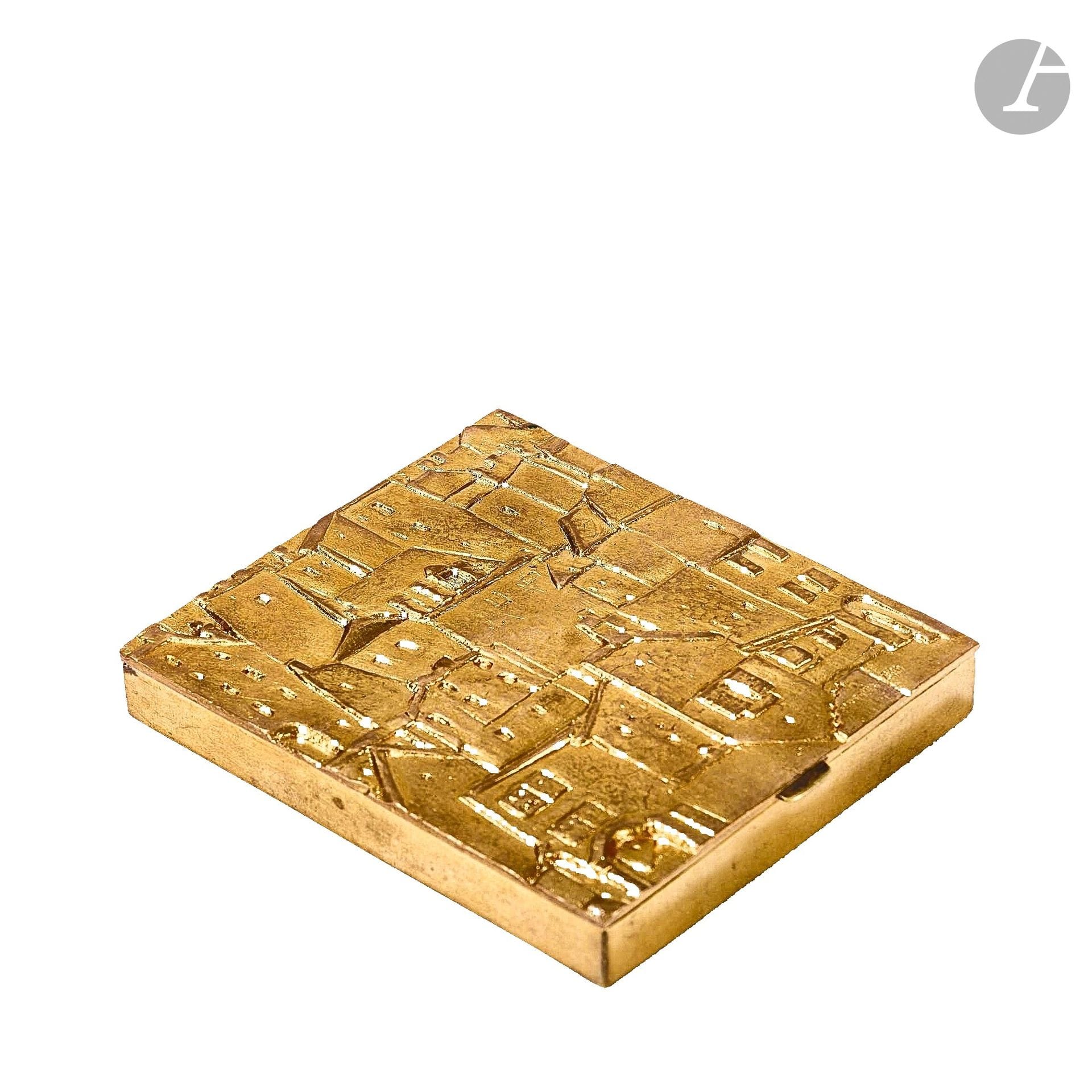 LINE VAUTRIN (1913-1997)
La ville et la campagne
Coffret à cigarettes. Épreuve en bronze doré ; le décor de ville en relief sur le couvercle, le décor évoquant la campagne gravé au revers. Signé Line VAUTRIN au revers. H.10 cm – L.10 cm – l.8 cm 

Bibliographie : 
Patrick Mauriès - Line Vautrin - Éditions Le Promeneur & Galerie Chastel-Maréchal. Paris 2004. Modèle identique reproduit page 11.