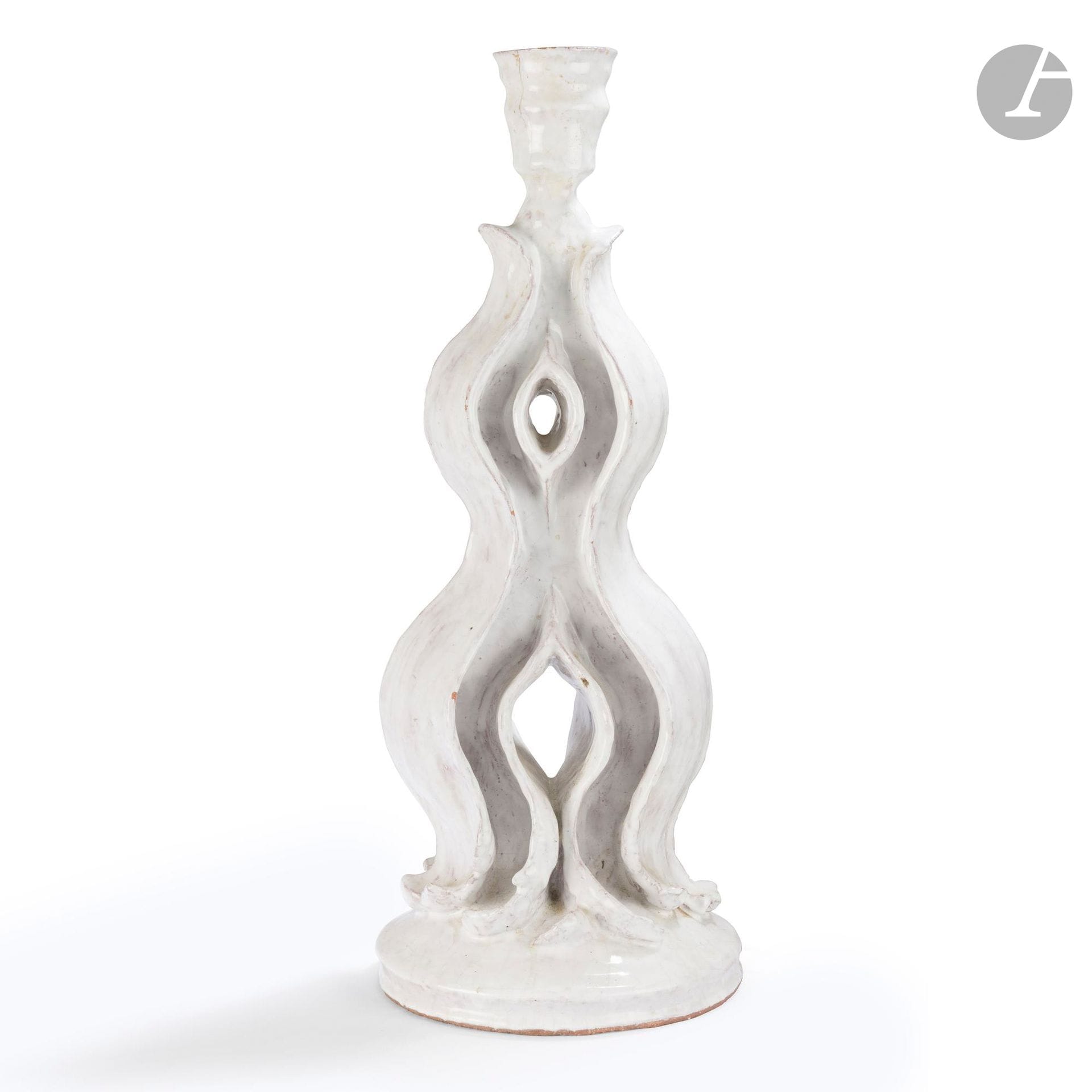 FRANÇOIS COUSTÈRE (1914-1988)
Untitled
Very large lamp base. Glazed ceramic proof with a thick white glaze and a network of cracks. Circa 1940-1950. A few glaze chips on the edges, a hair on the neck. Signed and located COUSTÈRE Paris, in incised letters under the base. ceramic only : 59 cm