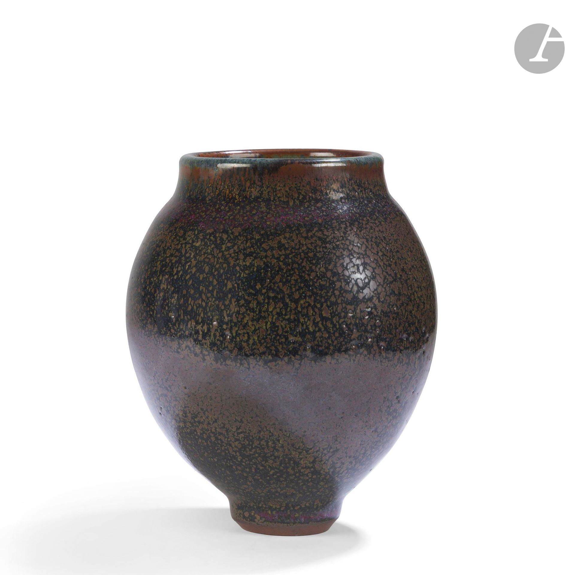 JEAN GIREL (NÉ EN 1947)
Vase ovoïde à large col annulaire et reposant sur talon. Épreuve en grès émaillé. Signée Jean GIREL sous la base. H.15,5 cm