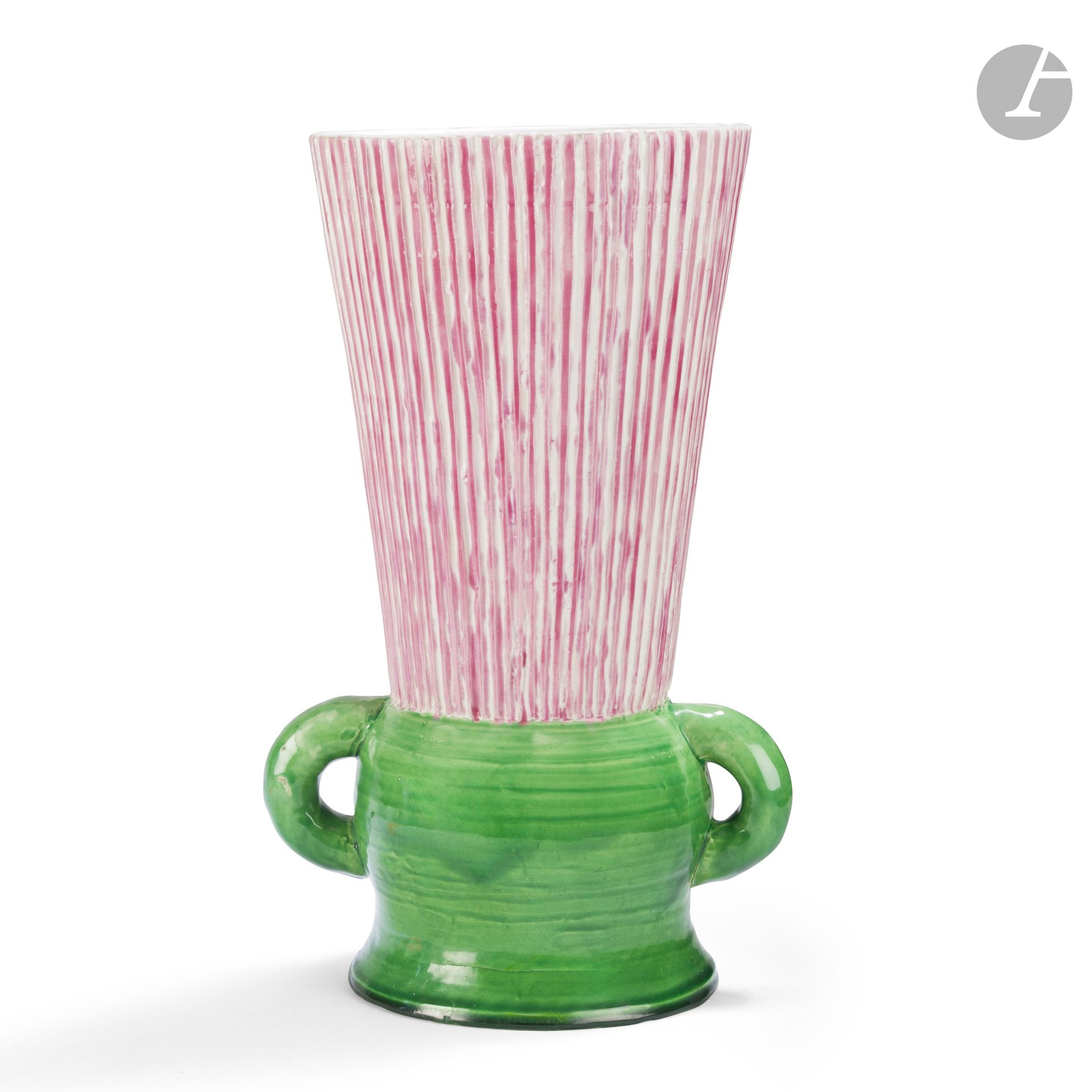 LA POTERIE DE SOPHIE – ANNE FAVRE (1914-1983) & JEAN-CLAUDE DARIEL(1917-1991)
Très important vase cornet tourné ; la base bulbeuse et à deux anses détachées. La partie haute rainurée en relief et émaillée polychrome ; blanc, rose. La base émaillée vert. Années 1950. Un petit défaut d’origine, deux restaurations en pourtour de la base. Signée du cachet SOPHIE sous le pourtour de la base. H.35 cm