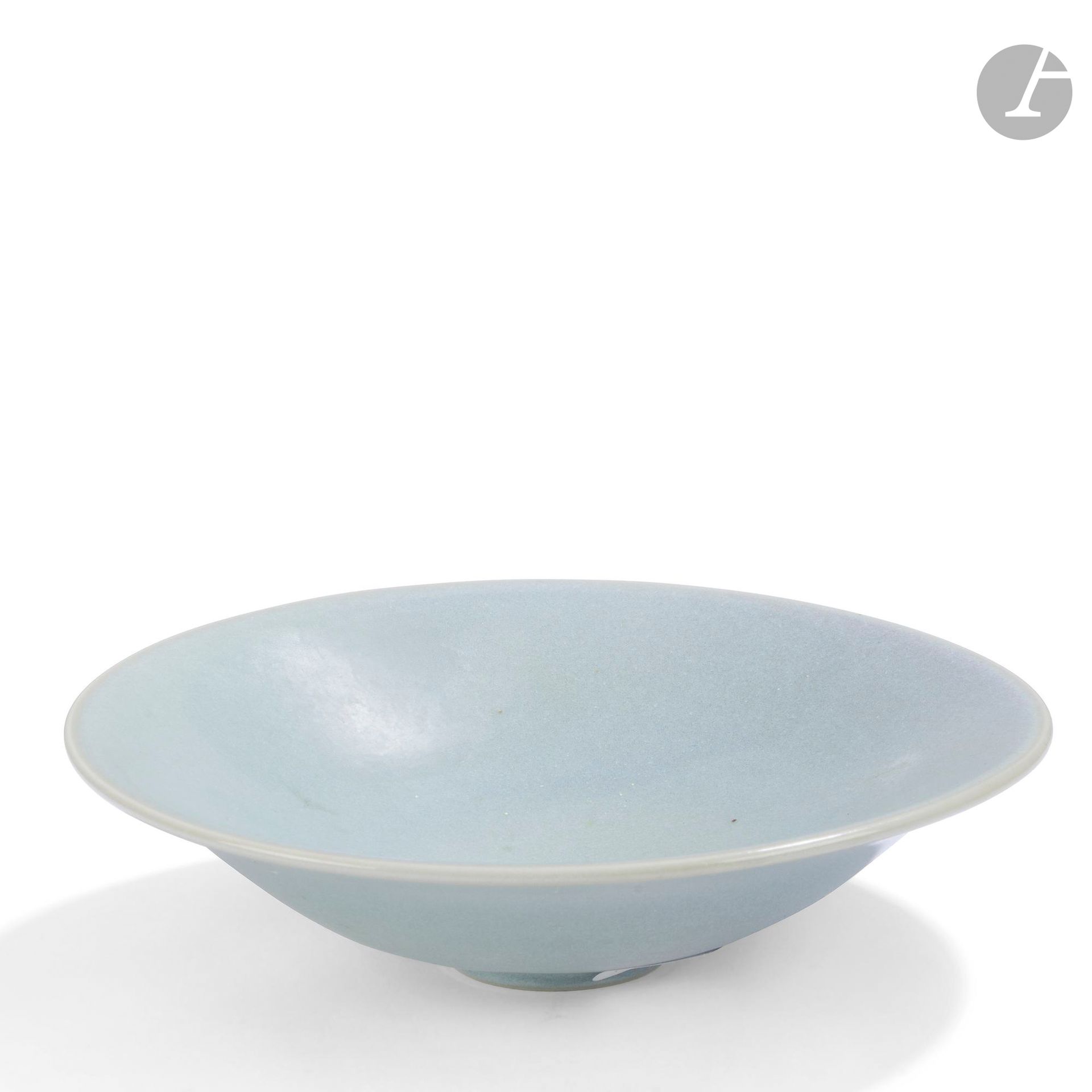 JEAN GIREL (NÉ EN 1947)
Coupe creuse et circulaire sur talon. Épreuve en porcelaine émaillée céladon. Signature noyée sous l’émail sous la base. D.17 cm