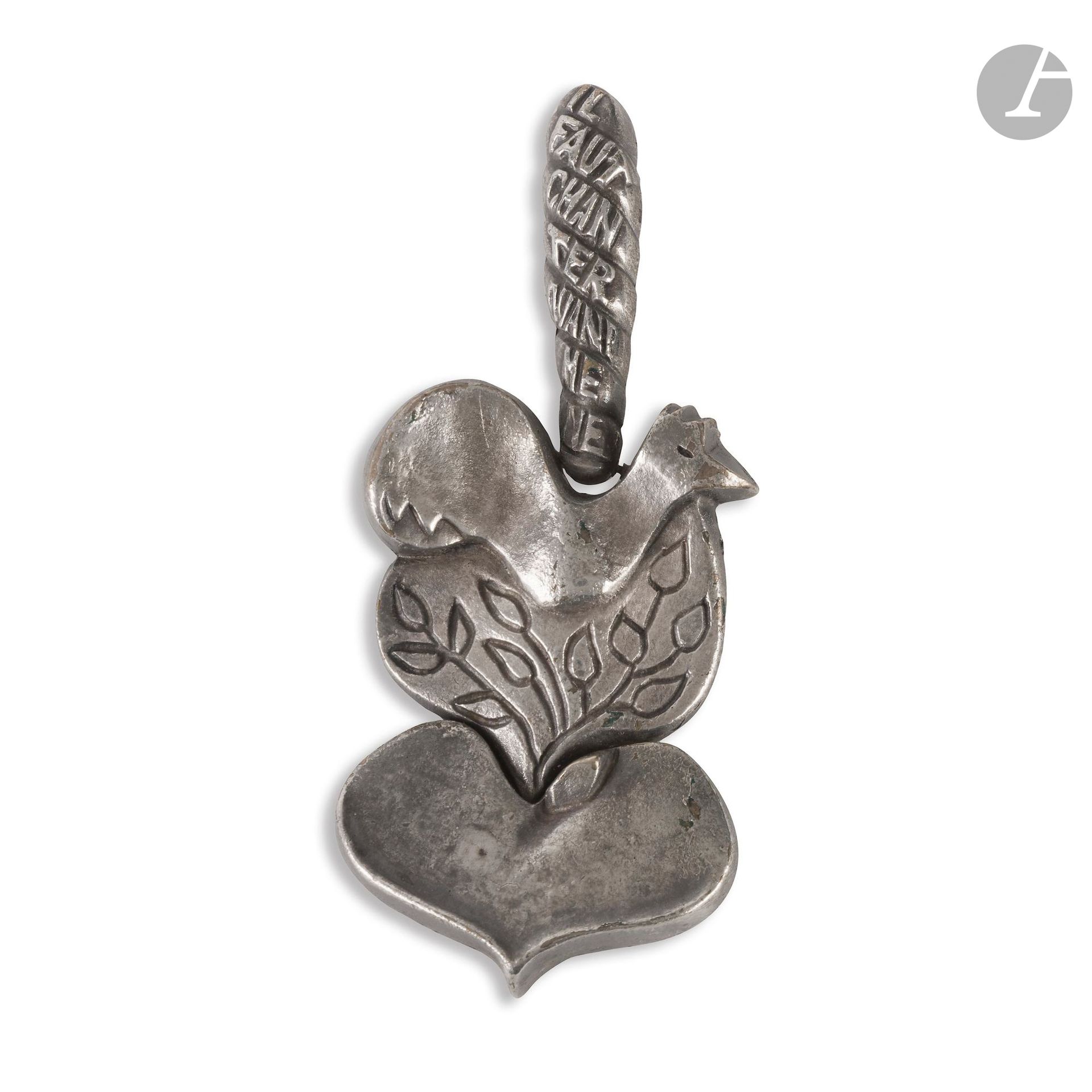 LINE VAUTRIN (1913-1997)
Il faut chanter quand même
Articulated brooch in silver-plated bronze - the upper part holding the title aphorism. Unsigned. H.8,5 cm