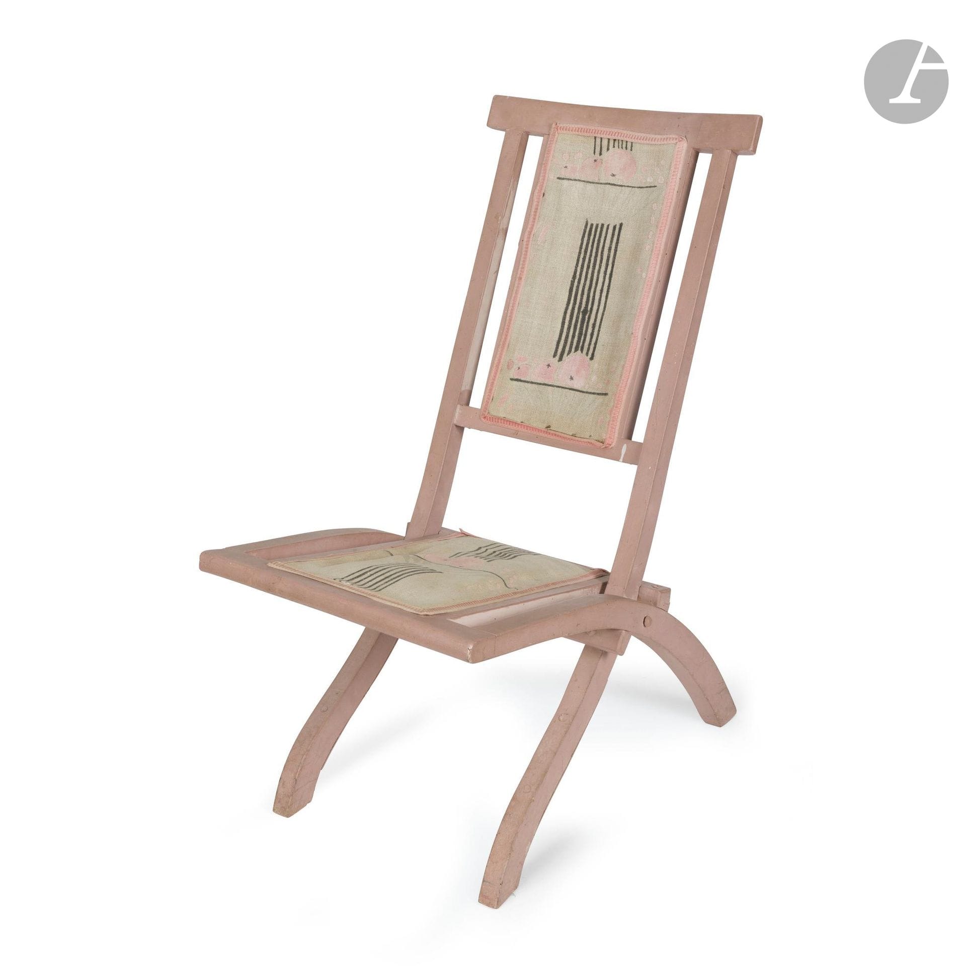PIERRE DARIEL (1889-1953) & TRAVAIL DANS LE GOÛT DE L’ATELIER MARTINE (FONDÉ PAR PAUL POIRET) OU DE M.A.M (DUFET & BUREAU)
Chaise pliante de jardin ou transat en bois laqué saumon ; les assises et le dossiers non lattés et tapissés d’origine. Les tapisseries en toile peinte aux motifs de corbeilles de fruits stylisés. Renforts à l’extrémité des pieds arrière. Années 1920. H.82 cm – L.40 cm – l.58 cm