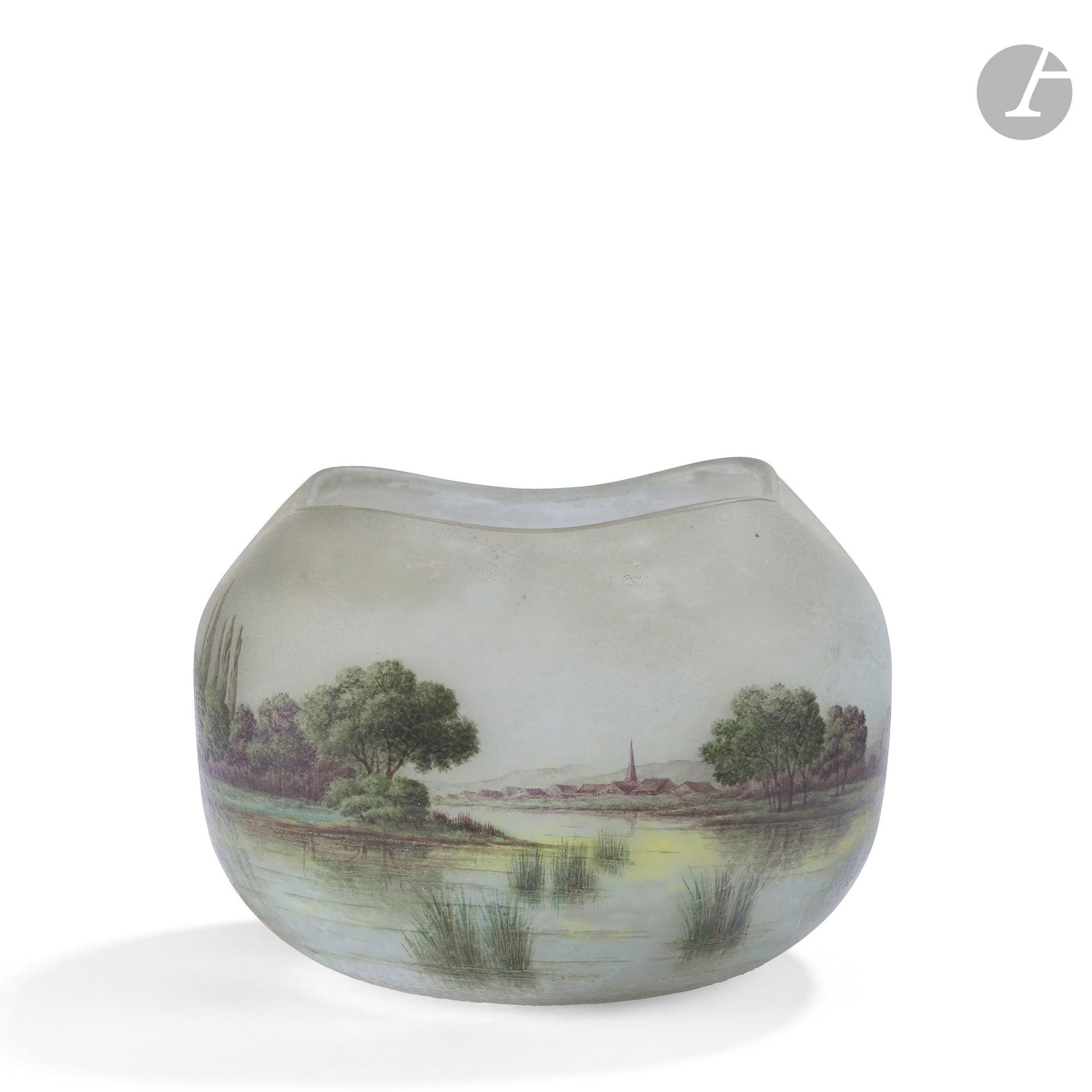 DAUM NANCY
Paysage lacustre avec un village et son église en arrière-plan
Important vase bursaire ; le col mouvementé et s’inscrivant dans un rectangle. Épreuve en verre multicouche ; le décor titre dégagé à l’acide et réalisé aux émaux polychromes sur fond gris-blanc floconné. Signée à l’écusson DAUM Nancy à la Croix de Lorraine, à l’émail sous la base. H.11 cm – L.16 cm – l.14 cm