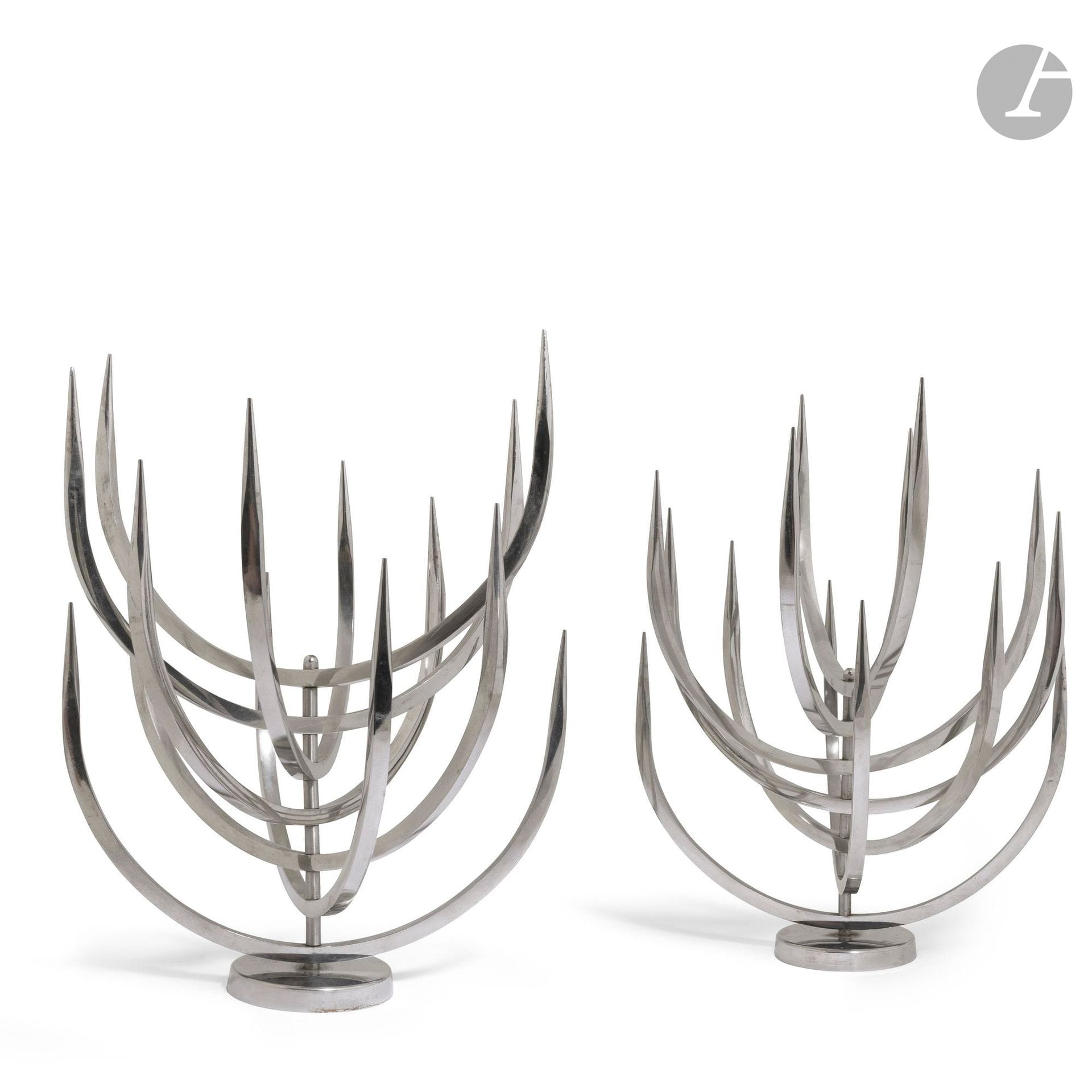 XAVIER FÉAL DESIGNER & INOX INDUSTRIE ÉDITEUR
Paire de candélabres à 14 lumières. Épreuves en acier. Édition entre 1969 et 1974. H.30 cm – D.22 cm

À noter :
Un candélabre identique figurait sur les publicités du designer.