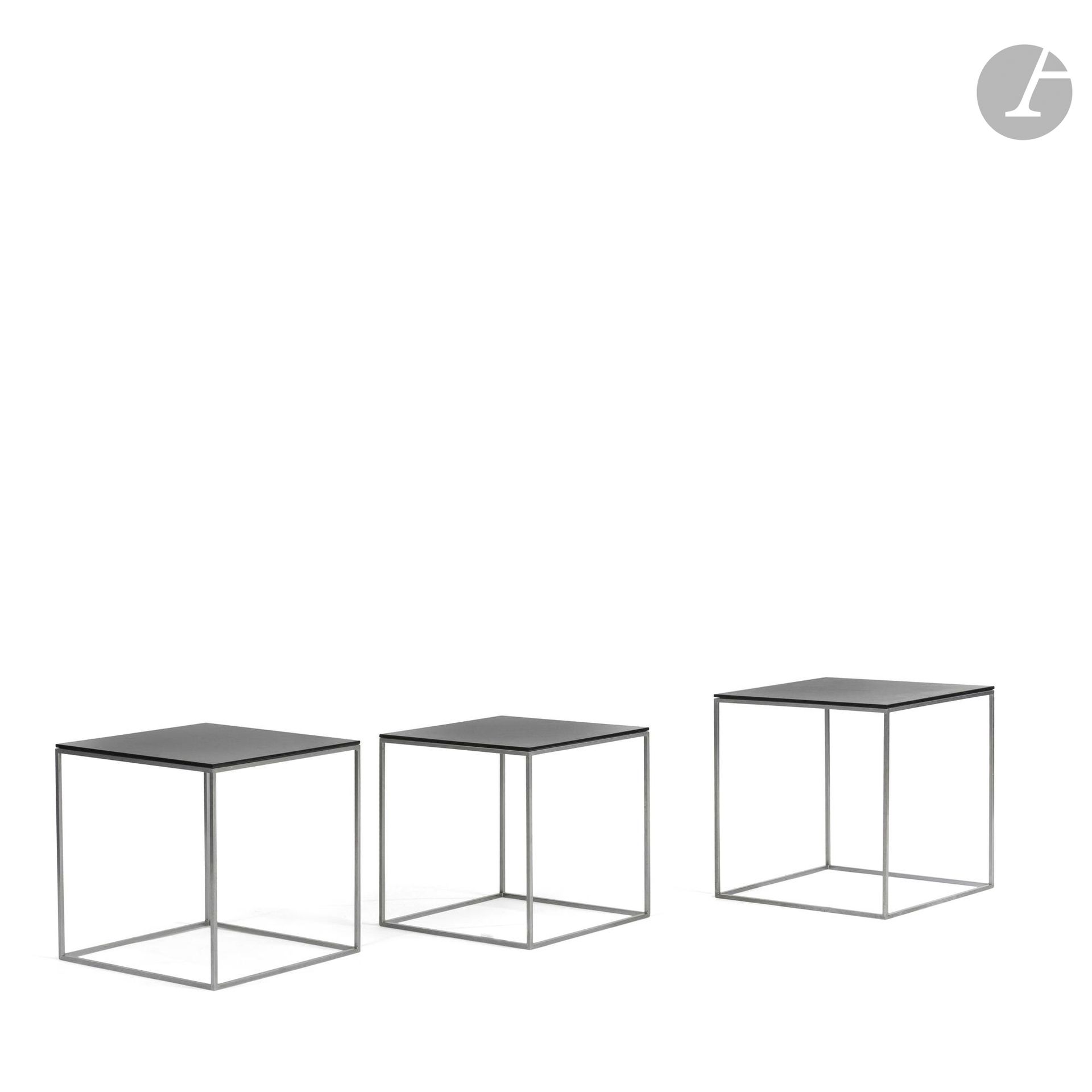 Poul KJÆRHOLM (1929-1980)
PK 71, modèle conçu en [1957]
Suite de 3 tables gigognes. Les structures en acier inoxydable satiné brossé. Les plateaux en acrylique noir poli. Édition Fritz Hansen. Rayures sur les plateaux. Petite : 25,5 x 25 x 25 cm – Moyenne : 27 x 26,5 x 26,5 cm – Grande : 29 x 28,5 x 28,5 cm