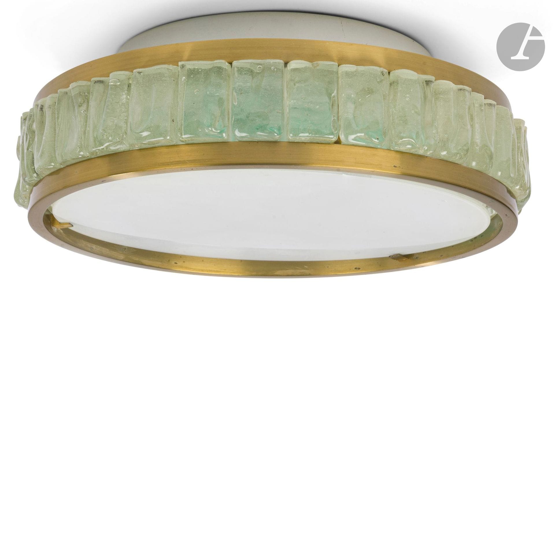 ATELIER JEAN PERZEL FOUNDED IN 1923 BY JEAN PERZEL (1892-1986)
Model 2058
Circular ceiling light. The gilded brass frame holds a belt of wide glass bars and an opaline glass diffuser. Marked J. PERZEL inside. H.12 cm - D.36 cm