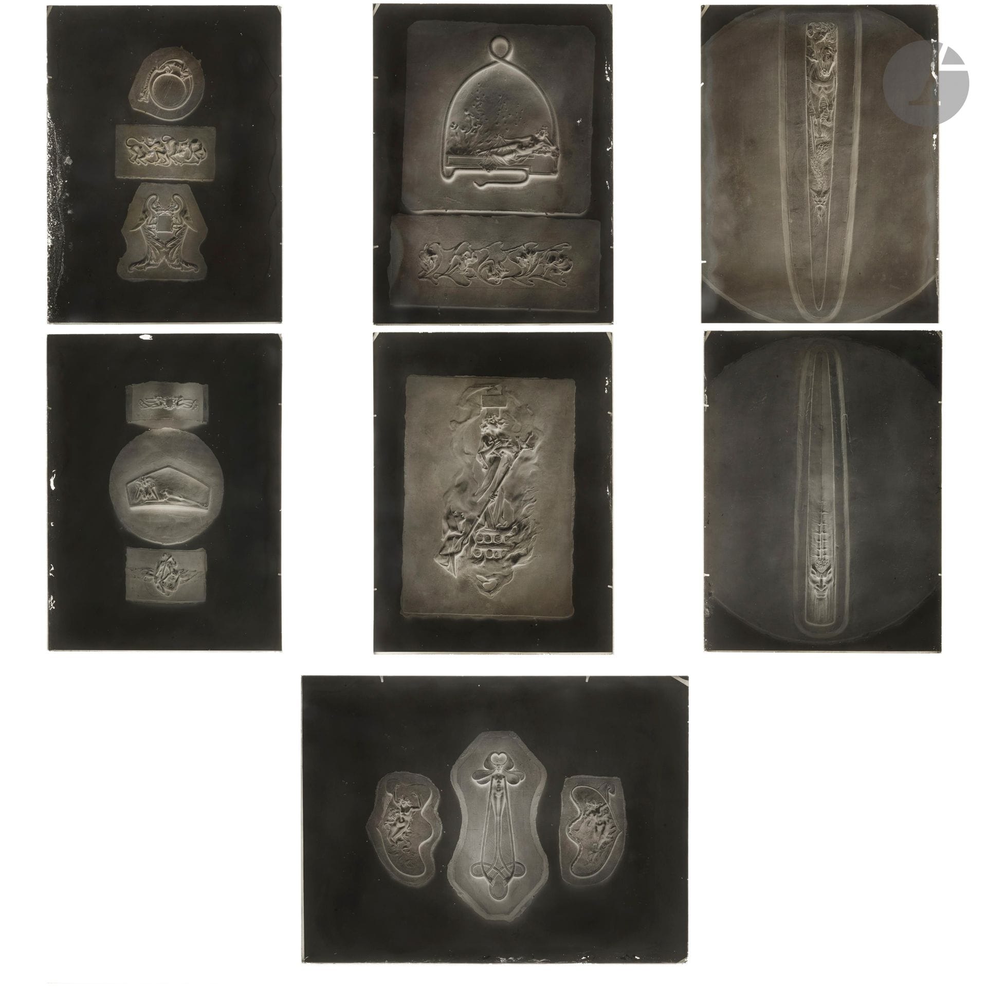 ARCHIVES RENÉ LALIQUE (1860-1945)
La Femme, le Corps féminin & Divers
Exceptionnel ensemble de 7 plaques sèches grand format au gélatino-bromure d’argent (en négatif) formant prises de vues, réalisées à l’époque, de modélos en plâtre de broches, de pendentifs, de colliers, de bracelets, de boucles de ceinture, de pectoraux, de montures, etc. exécutés dans les ateliers de l’artiste. Vendues dans le coffret d’origine. Circa 1900. Chaque plaque : 40 x 30 cm