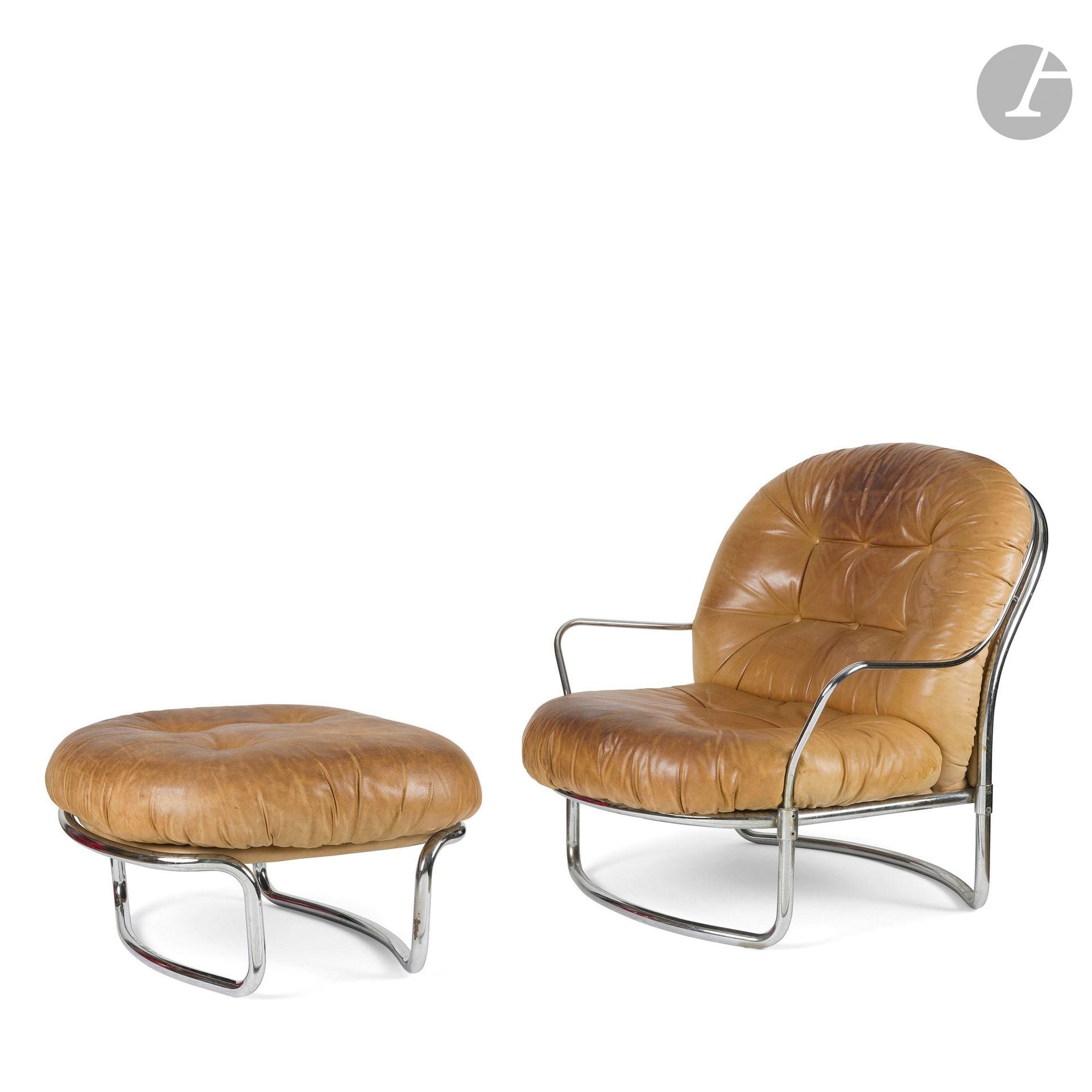 CARLO DE CARLI (1910-1999) DESIGNER & CINOVA ÉDITEUR
915
Fauteuil de salon complet de son ottoman. Les structures en métal tubulaire chromé. Les coussins d’assise et de dossier tapissés d’origine de cuir fauve. Années 1970. État d’usage, des boutons calottés manquant sur les assises. Fauteuil : H.85 cm – L.87 cm – l.65 cm - Ottoman : H.35 cm – L.65 cm – l.65 cm