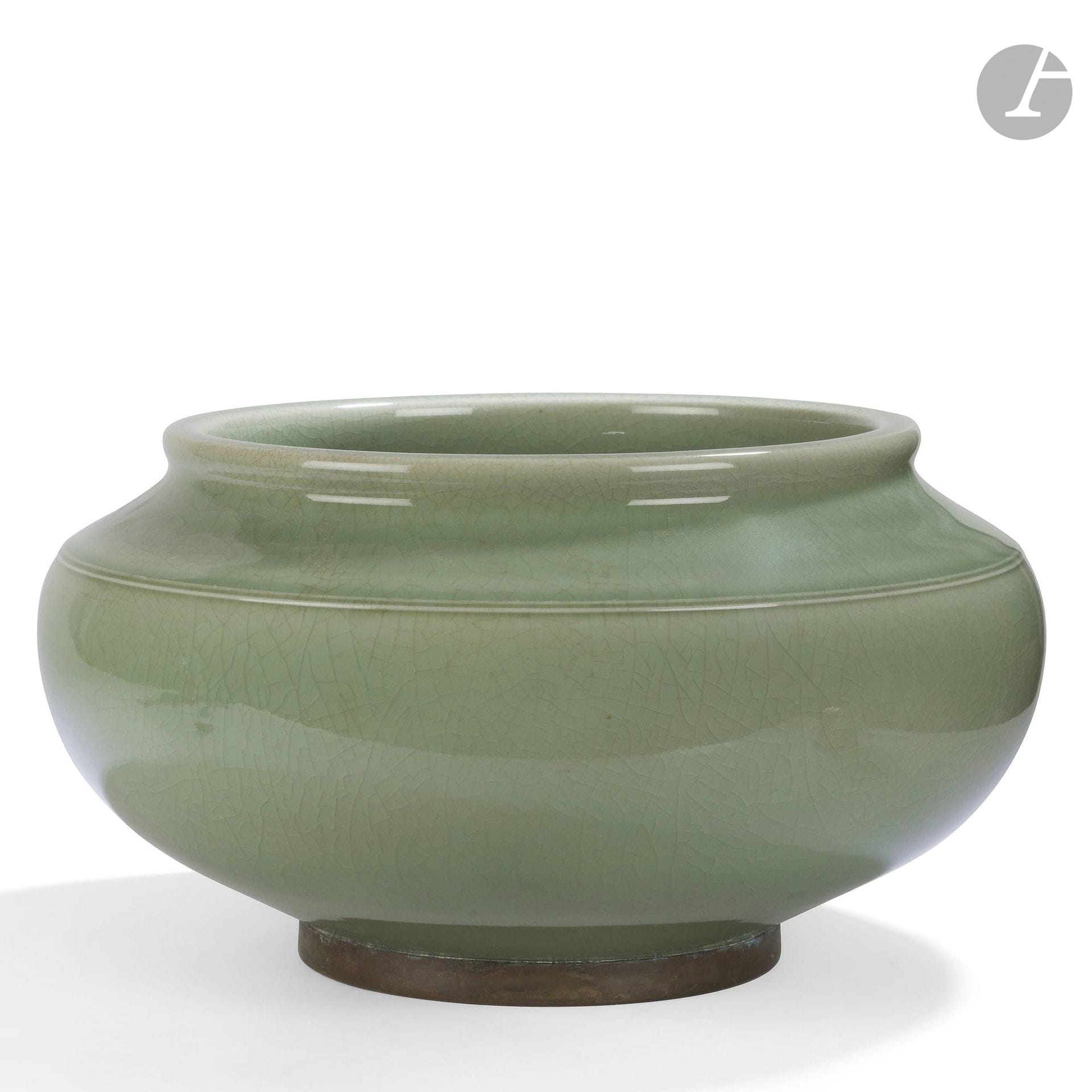 ROYAL COPENHAGEN
Sans titre, 17 novembre 1927
Très important vase reposant sur un talon cerclé de cuivre. Épreuve en porcelaine émaillée céladonsoulignée d’un filet en ressaut. Marquée du cachet au trois vagues, monogrammée S. J. et datée 17.11.(19)27 sous la base. H.22 cm – D.39 cm
