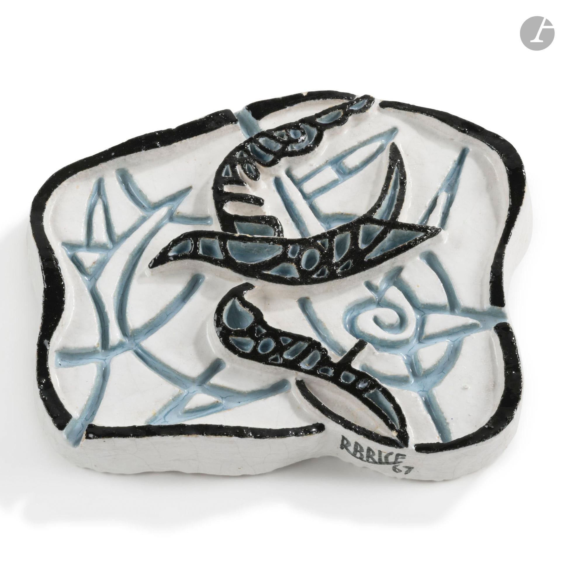 ROLAND BRICE (1911-1989)
L’Oiseau, 1967, épreuve numérotée 32/50 et dédicacée Édition de l’amitié pour Maurice et Gilberte
Bas-relief mural. 
Céramique émaillée polychrome.
Petits éclats épars.
Signé et daté BRICE (19)67 sur la tranche et Édition de l’amitié 32/50 pour Maurice et Gilberte – Roland – Raymonde au revers.
23 x 29cm

Bibliographie: 
Philippe Chambost, Pascal Marziano et Arnaud Serpollet – 1947-2017, 70 ans d’expression céramique française – Éditions Les livres de l’îlot, Neuvic, 2020. Notre œuvre reproduite page 179. 

ROLAND BRICE (1911-1989)
Céramiste-praticien de Fernand Léger, Roland Brice fut avant tout celui qui, par sa maîtrise et ses connaissances techniques, a été capable de faire sortir du tableau l’univers du peintre cubiste, afin de le rendre accessible à tous. Les possibilités plastiques de la terre, manipulée par Brice, accentuent de fait la synthétisation et la géométrisation des formes, ainsi que la puissance des contrastes, indissociables de son langage artistique. Les «sculptures polychromes» que Léger et Brice créent ensemble conjuguent trois indispensables, que sont la couleur, le volume et l’architecture. Après la disparition de Léger, Brice poursuivra cette quête tout en élaborant un langage artistique propre, lui aussi marqué par la modernité.