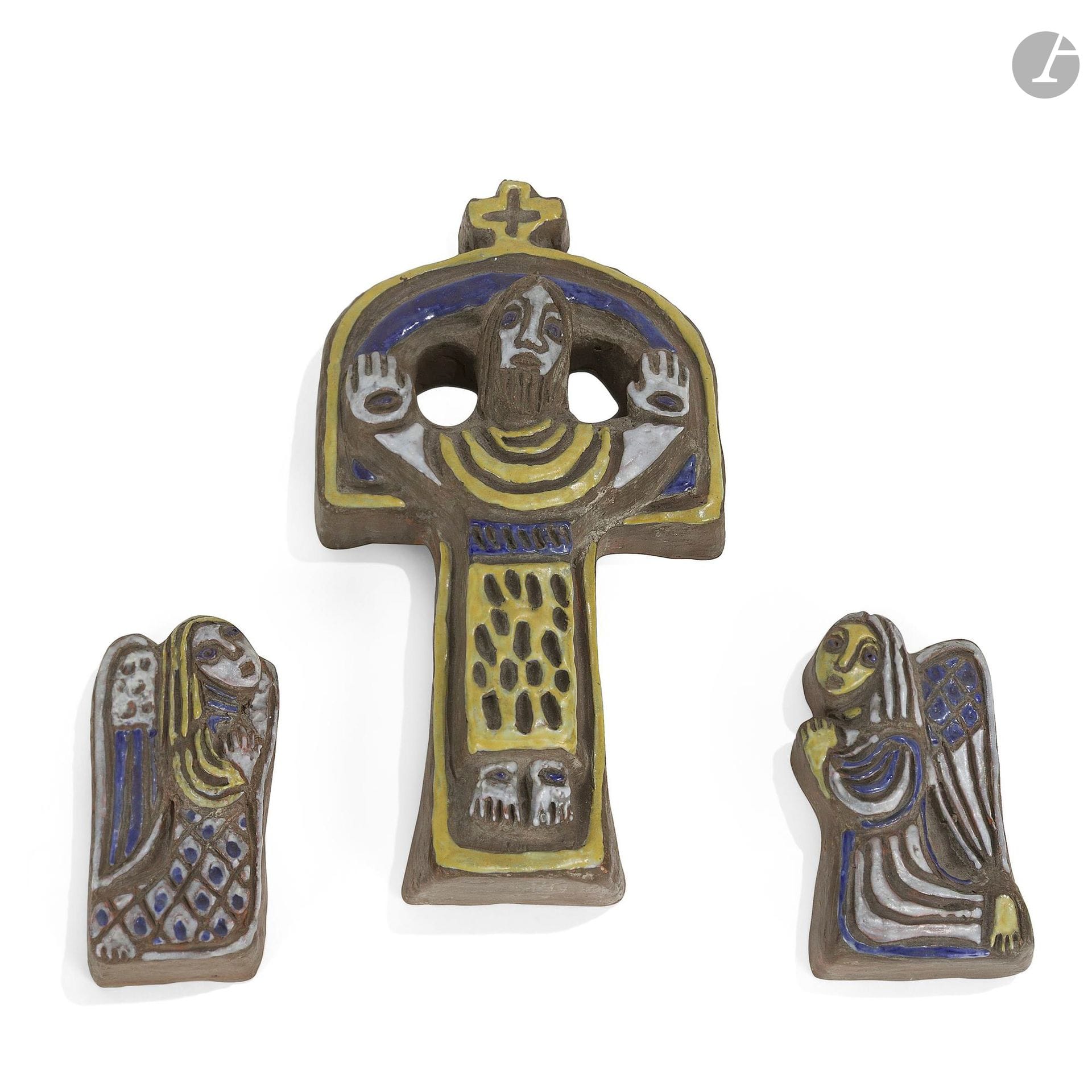 VERA SZÉKELY (1919-1995) & PIERRE SZÉKELY (1923-2001) & ANDRÉ BORDERIE (1923-1998) 
Le Christ en Croix et deux anges,vers 1950
Ensemble de trois sculptures d’appliques en haut-relief.
Céramique émaillée polychrome.
Le Christ et un ange; chacun signé du monogramme SZB au dos.
Hauteur Christ: 23cm
Hauteur anges: 10,5cm

Provenance:
Galerie Pierre J, Nantes.

Bibliographie:
Daniel Léger – Vera Székely – Éditions Norma, Paris, 2020. Nos anges à rapprocher du modèle reproduit page 24. 

VERA SZÉKELY (1919-1995) & PIERRE SZÉKELY (1923-2001) & ANDRÉ BORDERIE (1923-1998)
La collaboration artistique des époux Székely et d’André Borderie reste une expérience marquante de la céramique française des années 1950. Après leur rencontre à Vienne, ils s’installent en 1948 près de Paris et entament une production céramique commune, à ses débuts, caractérisée par des formes libres et abstraites, parfois surréalistes, peuplée de personnages anthropomorphes et sacrés. Sous l’influence du renouveau bornois, notamment d’Élisabeth Joulia, leur style évolue, gagnant en sobriété mais conservant certains décors graphiques gravés. L’aventure céramique du trio prend fin en 1957– chacun poursuivant alors son propre parcours artistique.