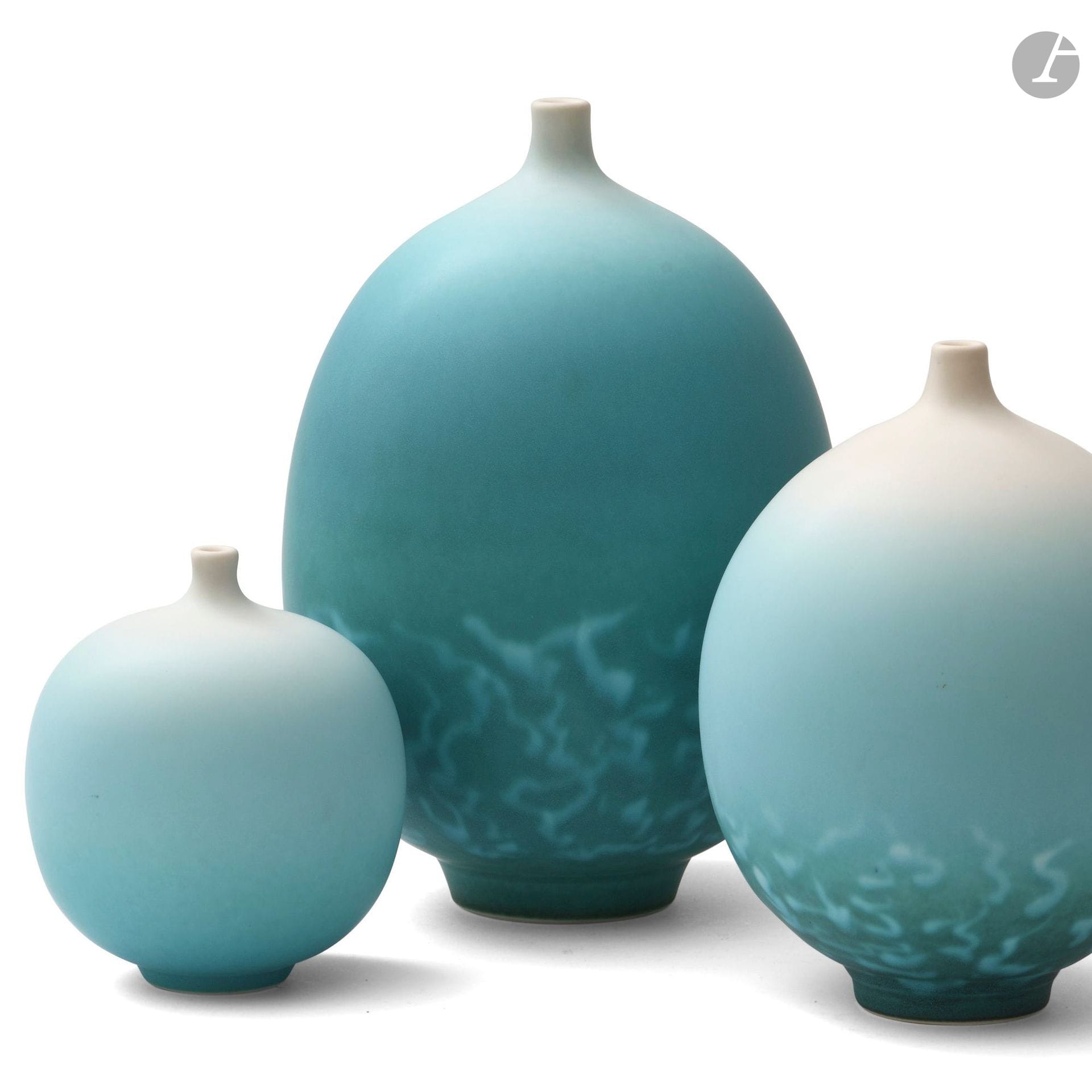 MARC UZAN (NÉ EN 1955)
Trio de la Série NTH
Suite de trois vases de hauteurs différentes; deux ovoïdes, un sphérique.
Porcelaine émaillée.
Chaque vase signé MARCUZ sous la base.
Hauteurs: 28cm - 22cm – 15cm

Provenance:
Trio acquis directement auprès de l’artiste.

MARC UZAN (NÉ EN 1955)
Après avoir découvert le modelage, Marc Uzan ouvre un premier atelier à Paris en 1977, avant de partir se former à Florence, où il rencontre Salvatore et Stefano Cipolla. Sa carrière l’amène à vivre et exposer à travers le monde ainsi qu’en France, où il reviendra en 1995, s’installant alors dans la Sarthe. Uzan explore de nombreuses techniques pour donner vie à ses pièces, aux formes assez variées. Formé en physique, il est avant tout passionné par les recherches autour des émaux, qu’il rend dans des couleurs profondes, vives et nuancées. Il transmettra par ailleurs ses connaissances à travers articles et ouvrages.