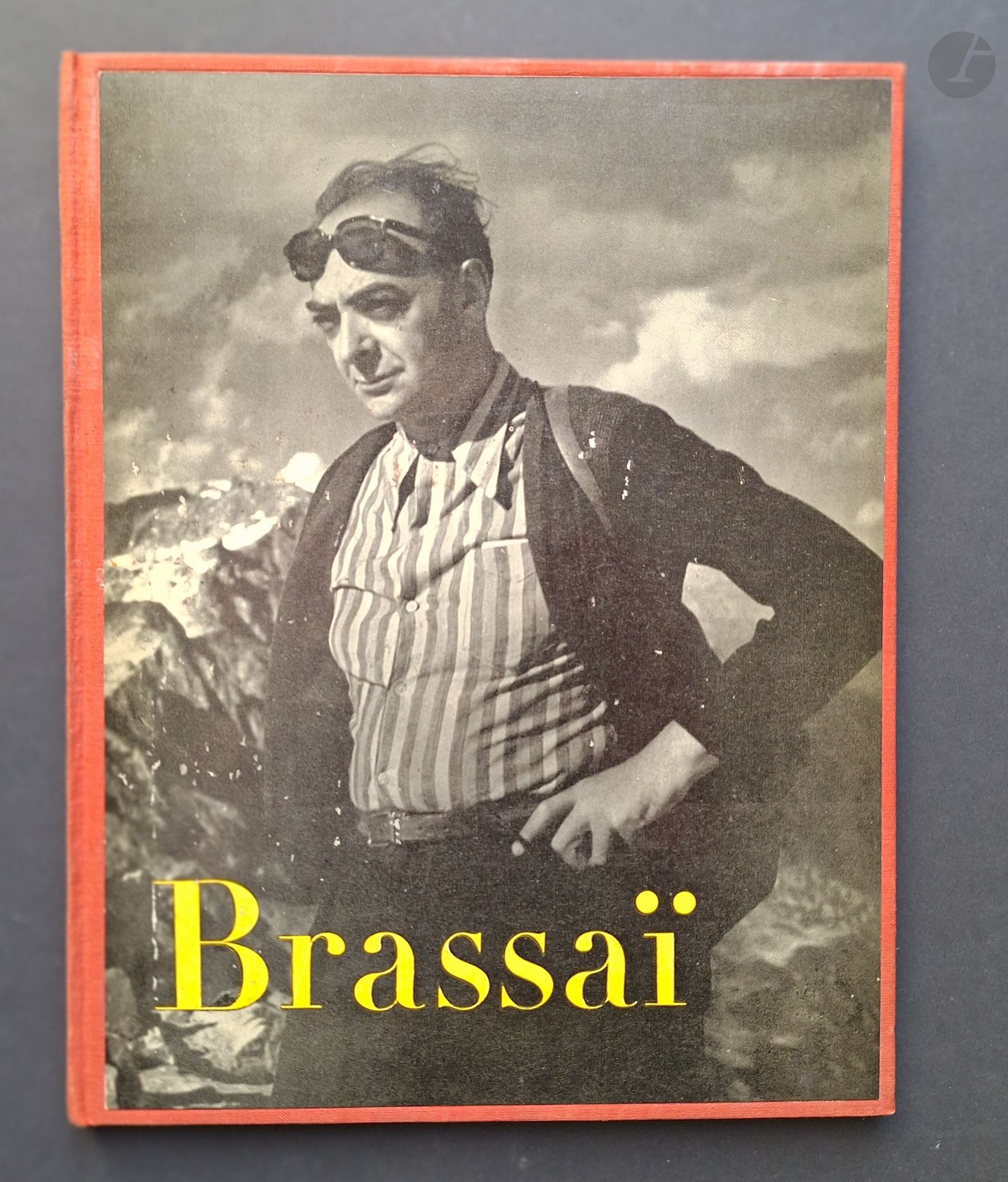 BRASSAÏ (GYULA HALÀSZ, DIT) (1899-1984)
Brassaï.
Neuf, Paris, 1952.
In-4 (27,5 x 21,5 cm). Édition originale. Très nombreuses photographies à pleine page par Brassaï. Avec un texte 'l'œil de Paris" par Henry Miller. Cartonnage d'éditeur avec couverture illustrée.