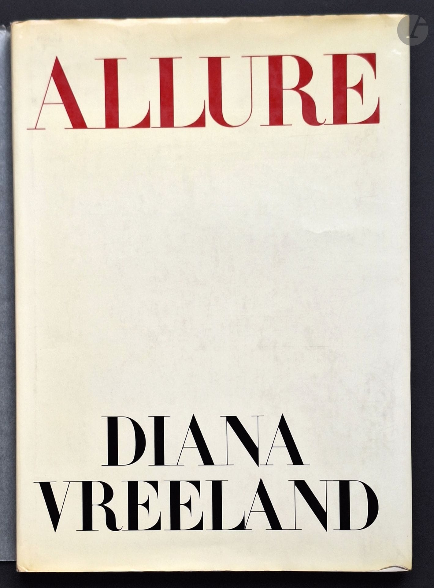 VREELAND, DIANA (1903-1989)
Allure.
Doubleday & Company Inc., New York, 1980.
In-4 (39 x 28 cm). Édition originale. 208 pages. Relié sous jaquette illustrée.